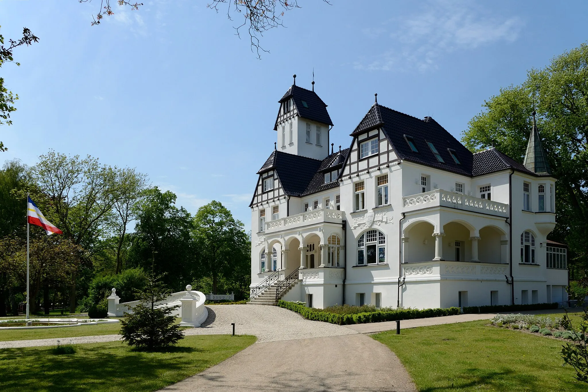 Photo showing: 1907 erbautes Wohnhaus des Papendorfer Unternehmers Heinrich Höppner - Eigenbezeichnung auf der Homepage lautet Villa Papendorf