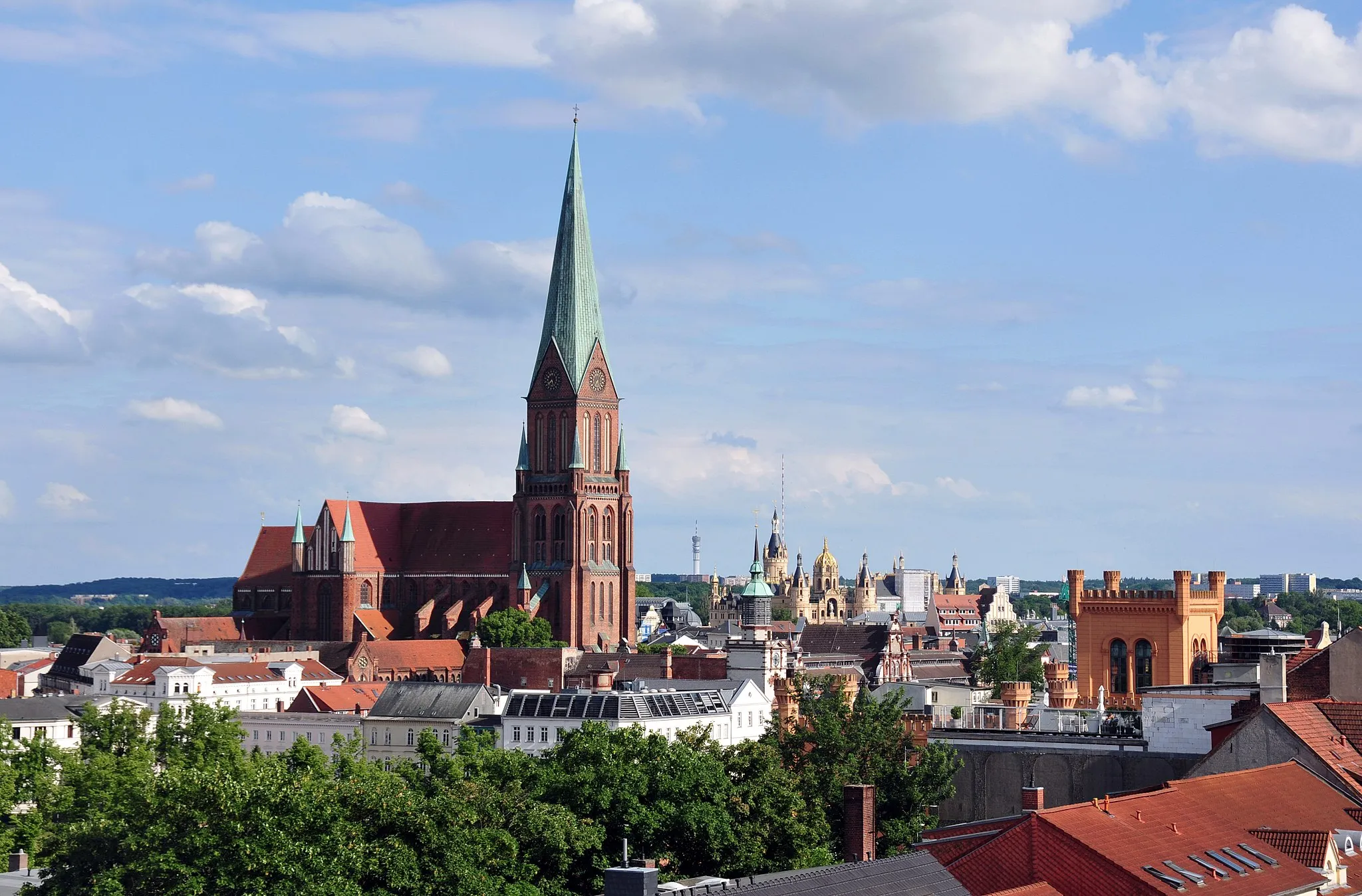 Photo showing: Schwerin; mit 50mm Brennweite von der Orangerie zum Bahnhof, Blick aus dem Hotel über die Stadt, ideale Brennweite