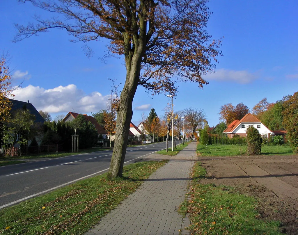 Photo showing: Hauptstraße in Prohn / Stralsunder Straße / Richtung Groß Mohrdorf