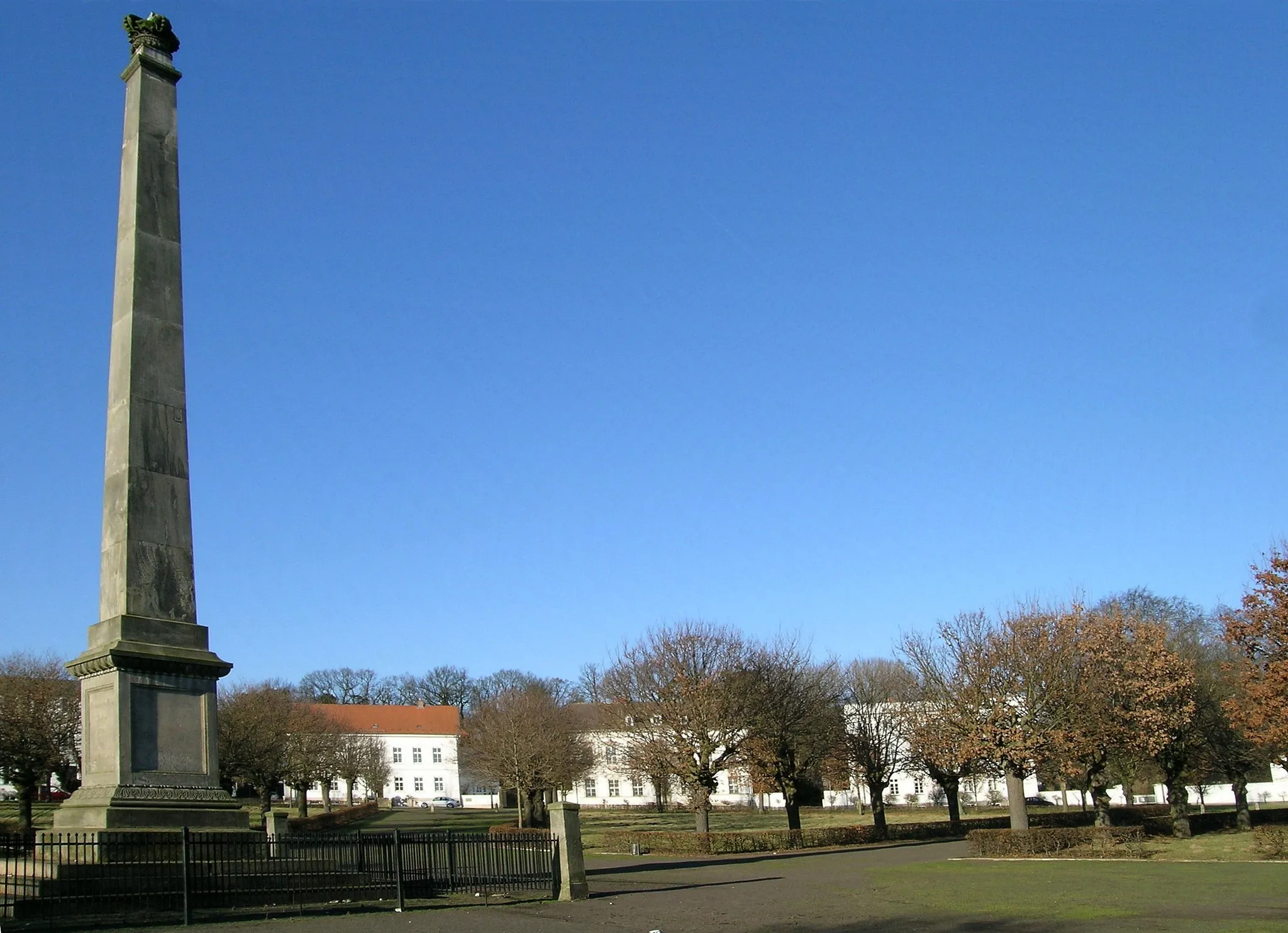 Photo showing: Häuser d. Circus Putbus mit Obelisk