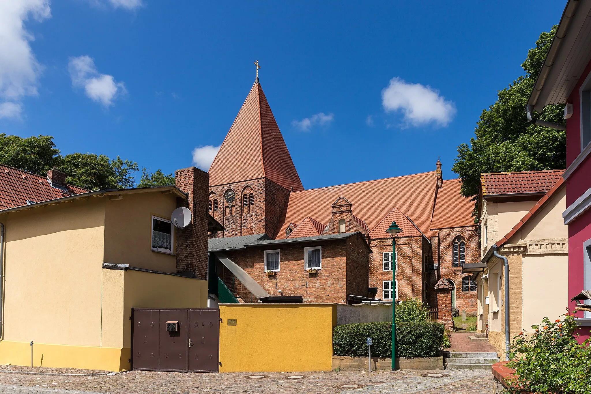Photo showing: St. Michaels church in Sagard (Rügen) as seen from south.