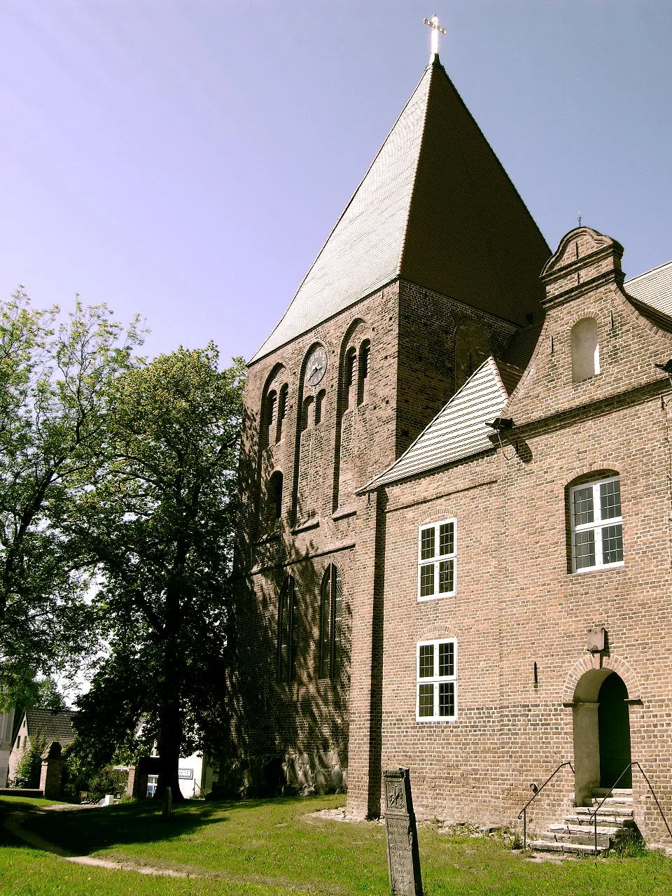 Photo showing: The tower of church of Sagard.