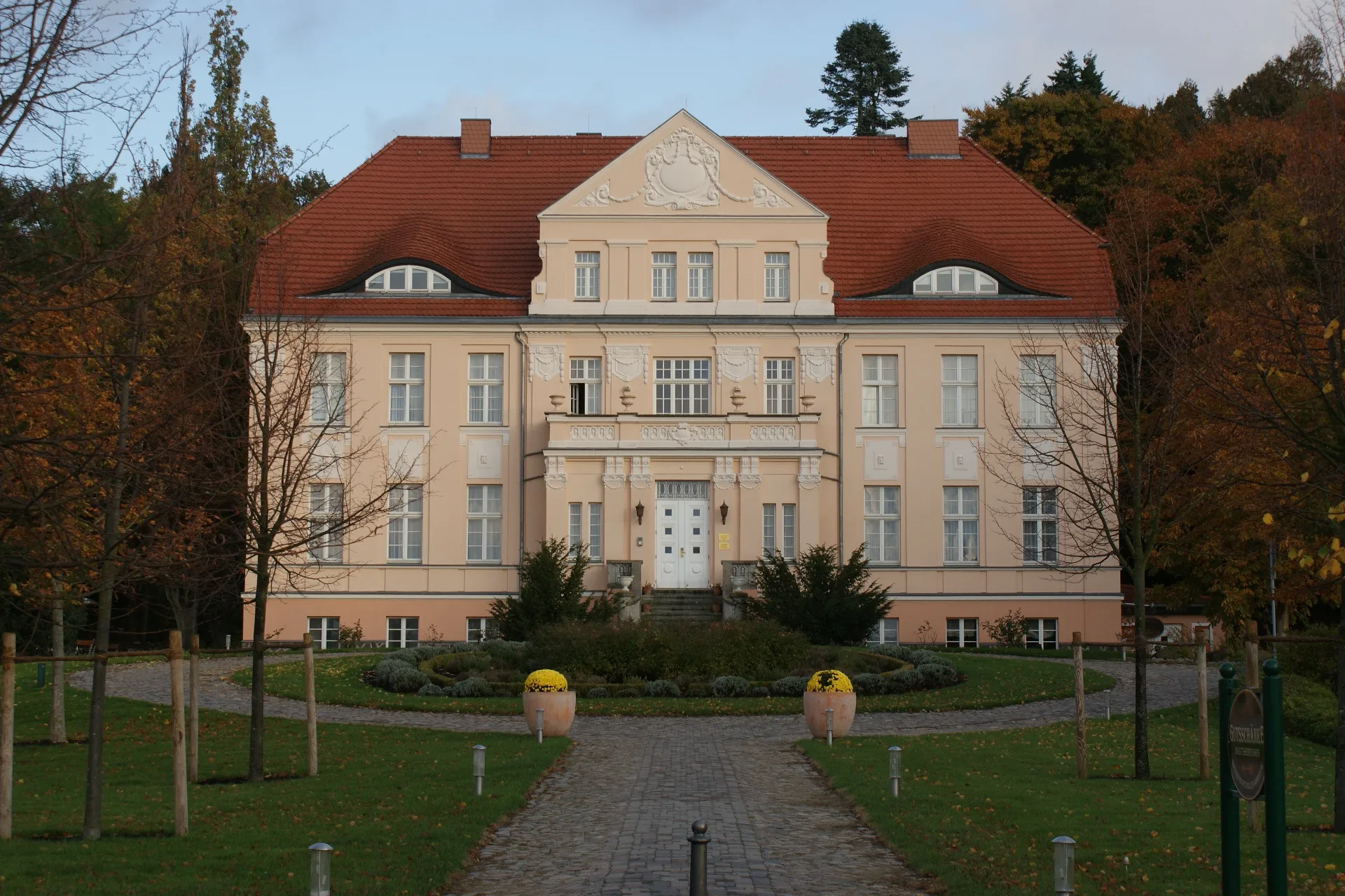 Photo showing: Neddesitz, Landkreis Vorpommern-Rügen. Herrenhaus der Gutsanlage. Teil des Hotels Jasmar Resort Rügen.