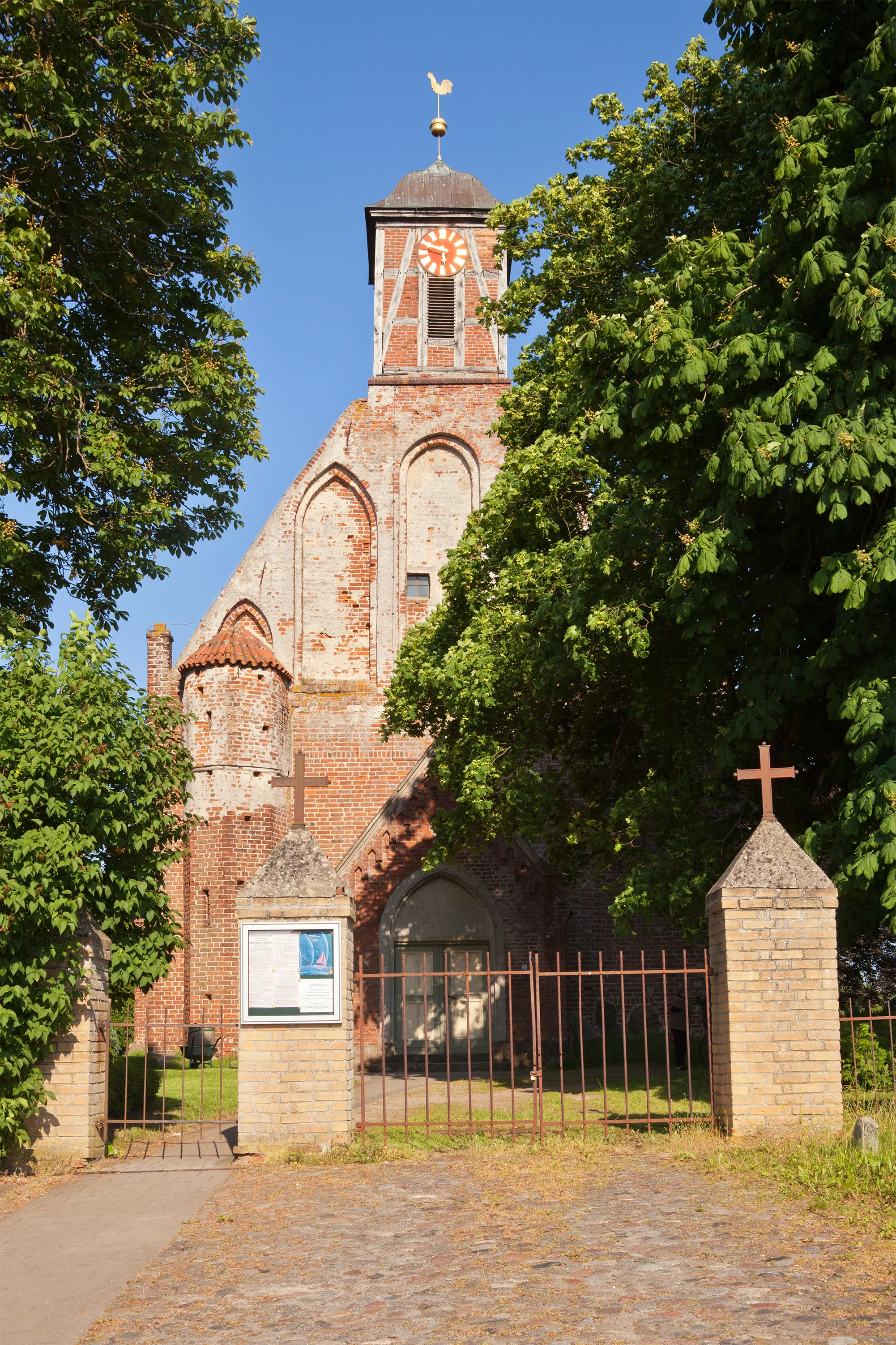 Photo showing: Samtens, church