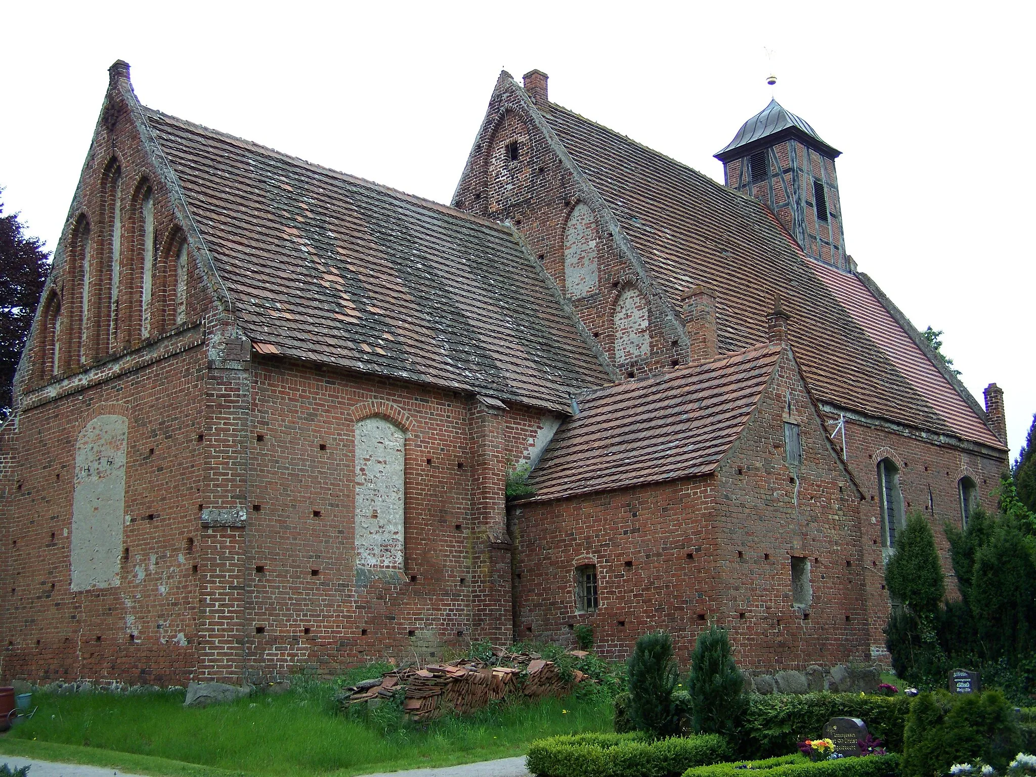 Photo showing: Die de:Kirche Samtens auf Rügen, Blick von Nordost (2009-05-17).