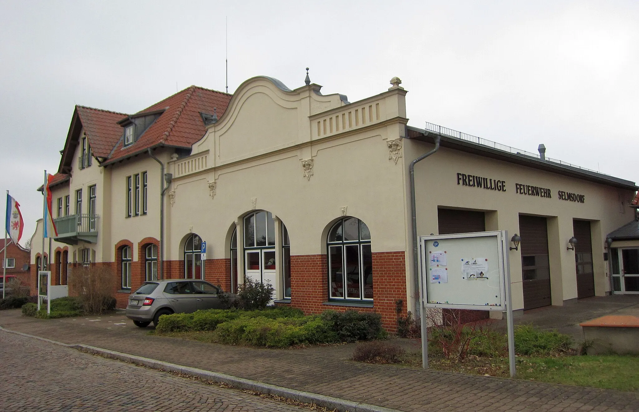 Photo showing: Das denkmalgeschützte Haus Lübecker Straße 35 in Selmsdorf (Gemeindeamt und Freiwillige Feuerwehr)