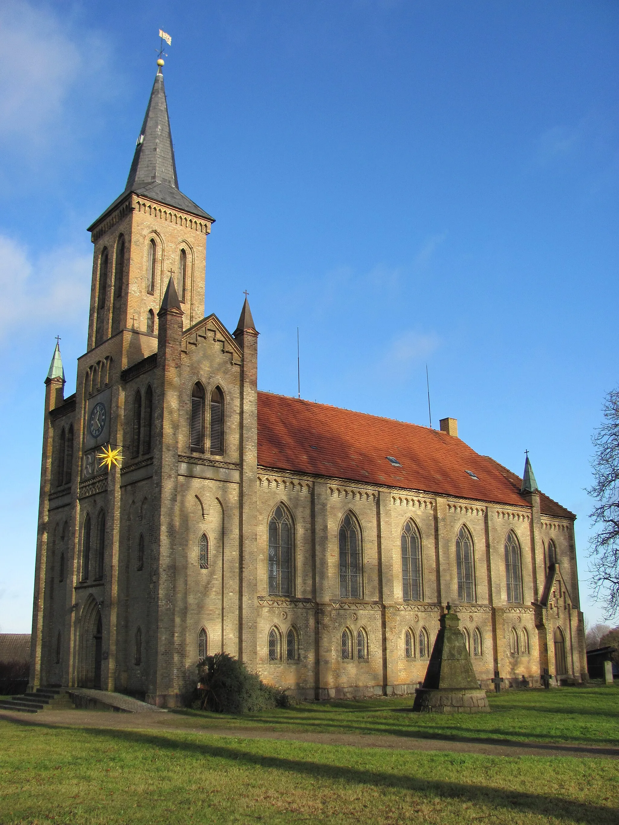 Photo showing: St. Marien, Selmsdorf; davor das Kriegerdenkmal