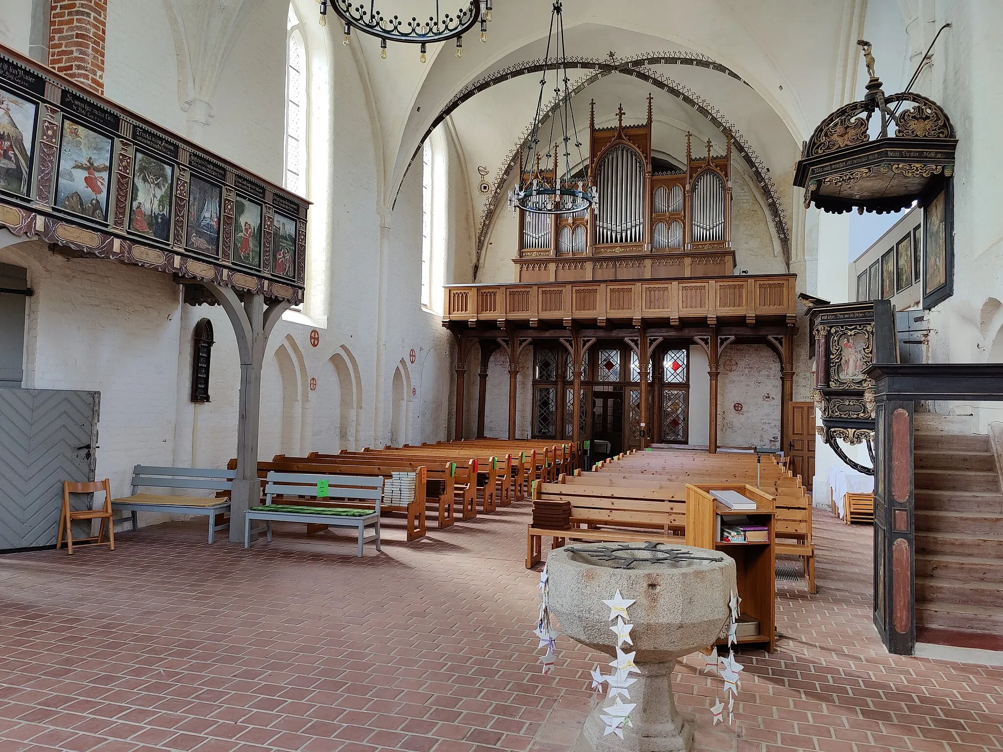 Photo showing: Innenraum mit Mehmel-Orgel (1863, restauriert 1993) der Evangelischen Dorfkirche Steinhagen, Landkreis Vorpommern-Rügen, Mecklenburg-Vorpommern, Deutschland