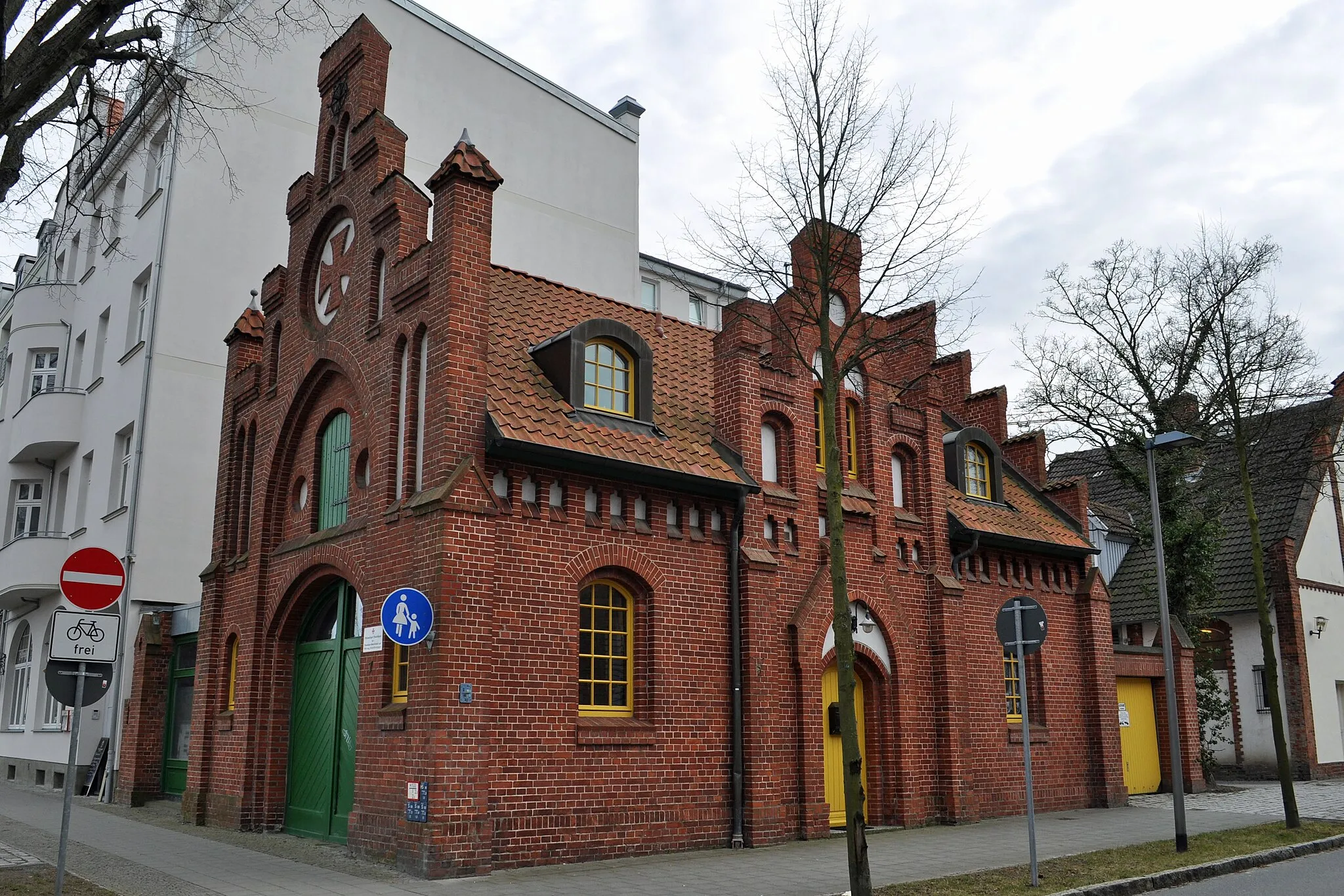 Photo showing: Gebäude bzw. Gebäudedetail in Stralsund.

Straße und Hausnummer siehe Dateiname.