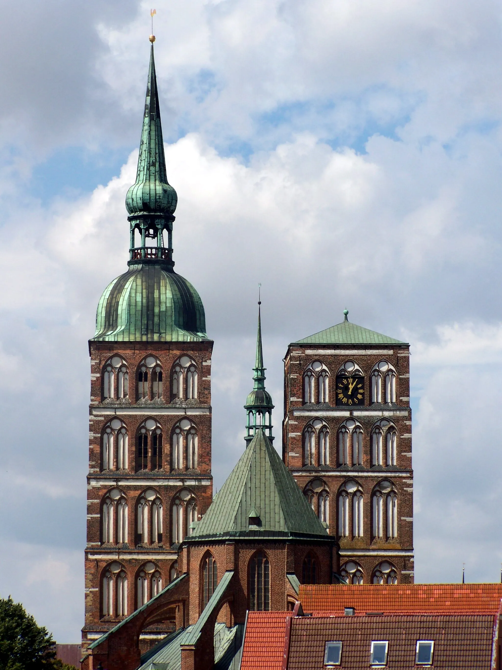 Photo showing: Die Nikolaikirche in Stralsund, vom Dach des Ozeaneums aus gesehen.
