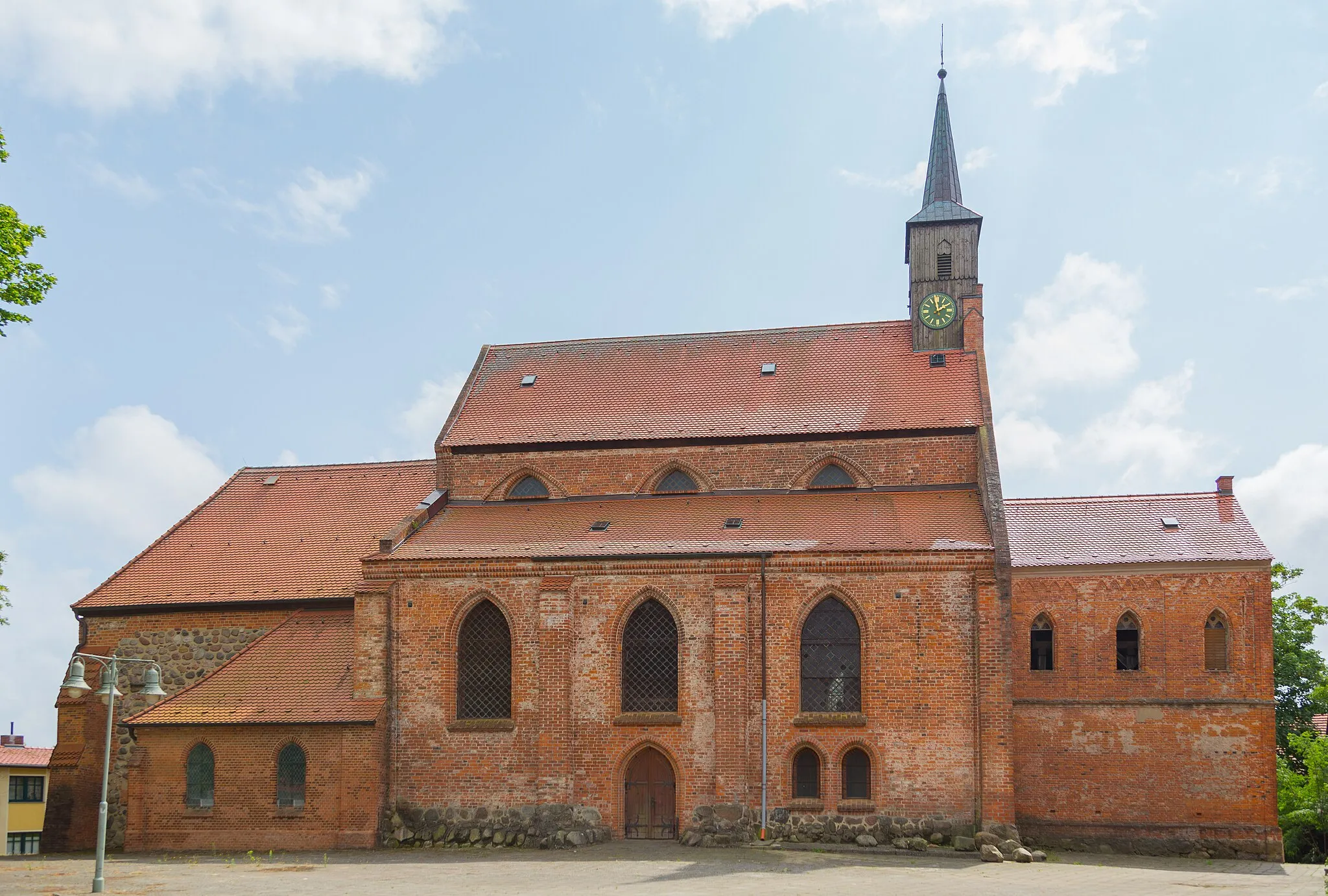 Photo showing: St John, the Protestant city church of Tessin near Rostock, Amt Tessin, Landkreis Rostock, Mecklenburg-Western Pomerania, Germany. The church is a listed cultural heritage monument.