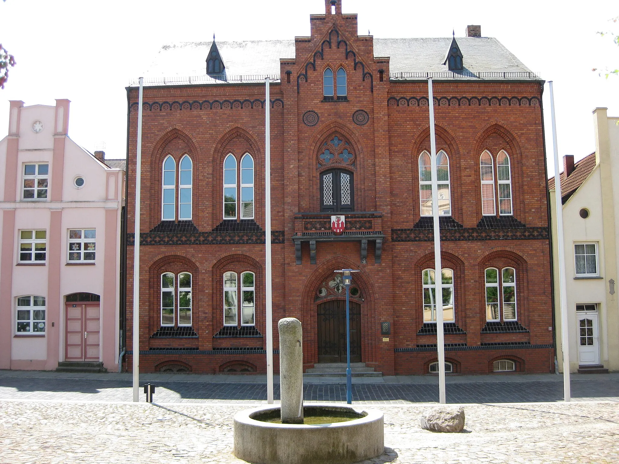 Photo showing: Neugotisches Gebäude des Amtes Rechnitz-Trebeltal am Marktplatz von Tribsees (mit Brunnen).