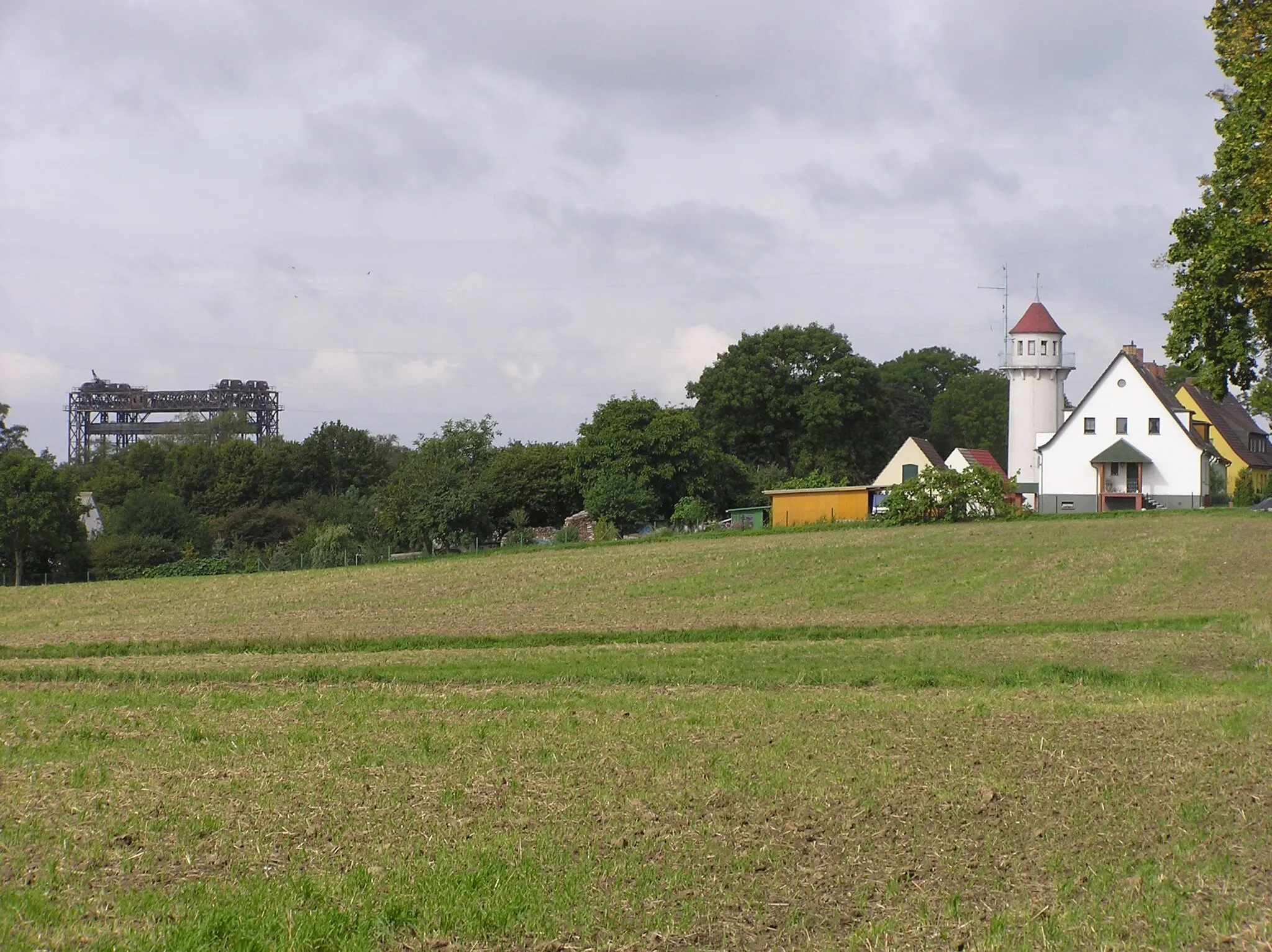 Photo showing: Der Lotsenturm von Karnin und die alte Eisenbahn-Hubbrücke