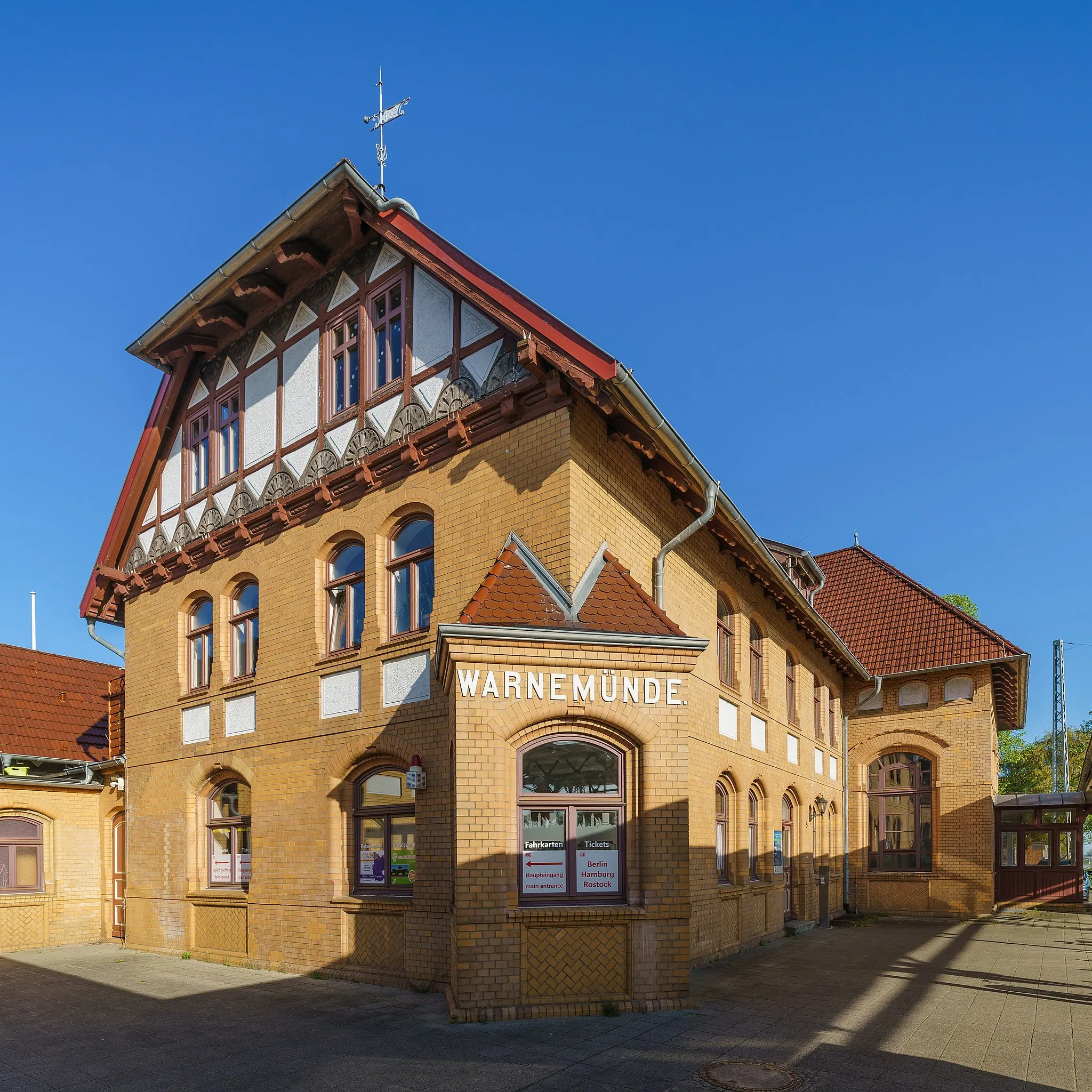 Photo showing: Railway station in Warnemünde, Rostock, Germany