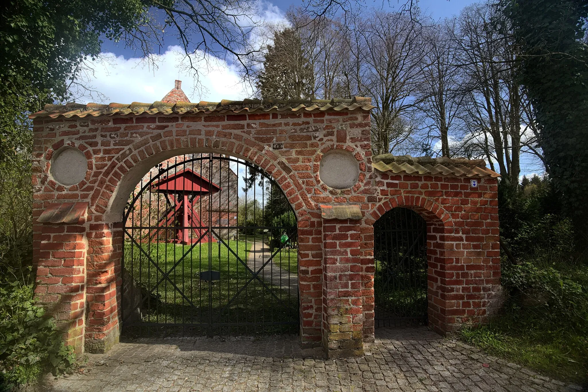 Photo showing: Friedhofsportal in Weitenhagen bei Greifswald mit Blick aus Richtung Hauptstraße