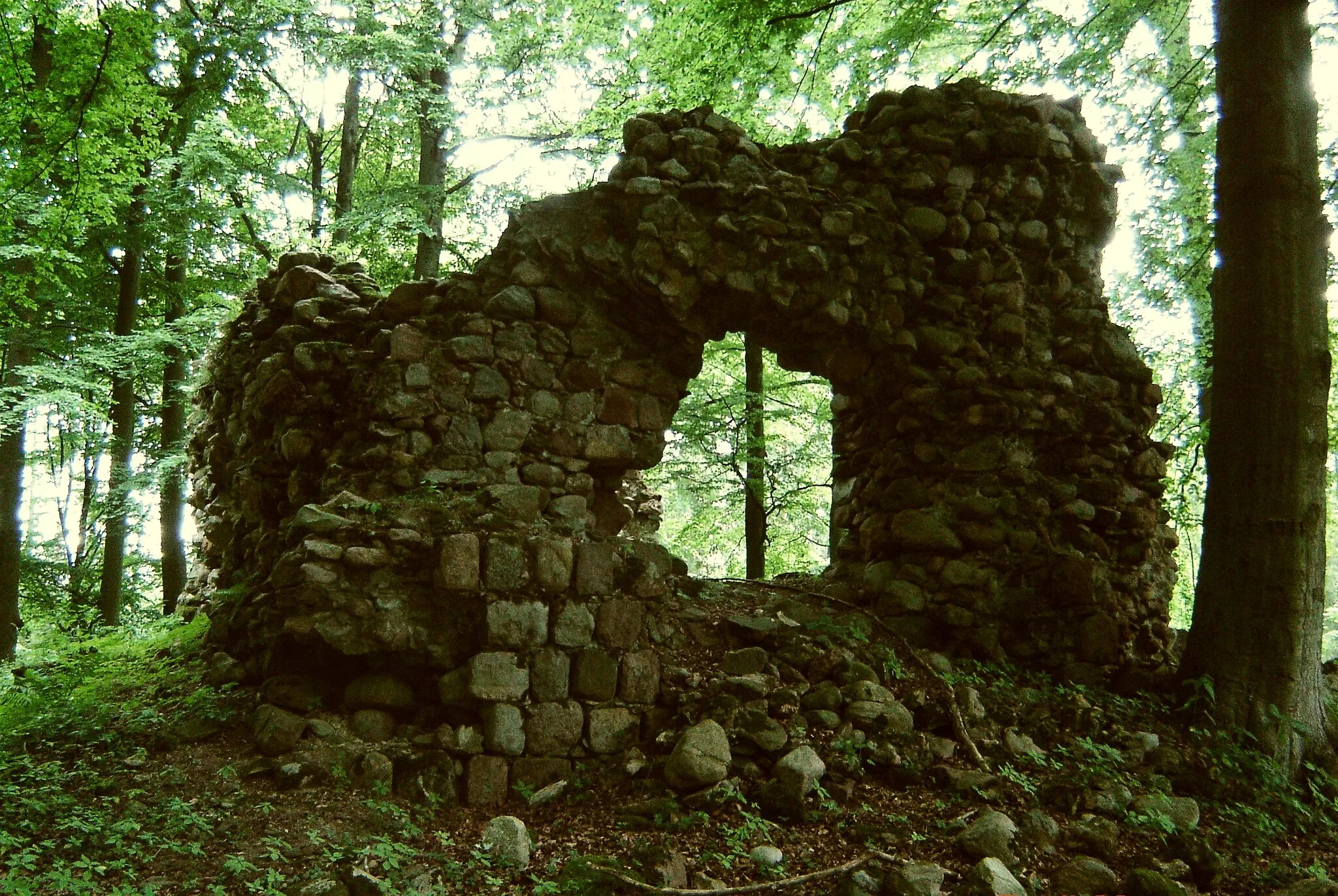 Photo showing: Die Rothe Kirche ist eine Ruine im Hinrichshagener Wald bei Woldegk im Landkreis Mecklenburg-Strelitz (Mecklenburg-Vorpommern).