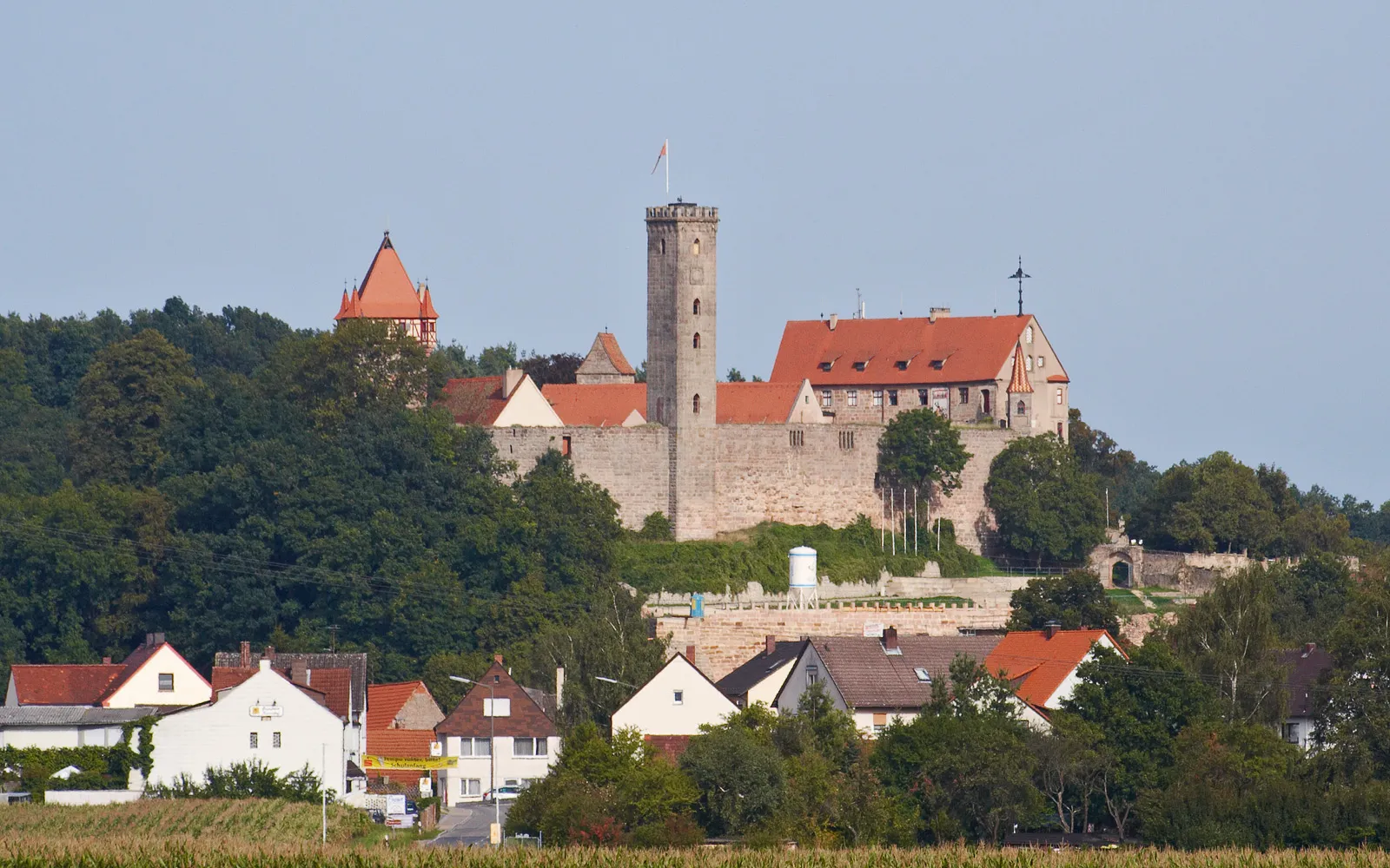 Photo showing: Picture of Burg Abenberg above the city of Abenberg, taken from west.