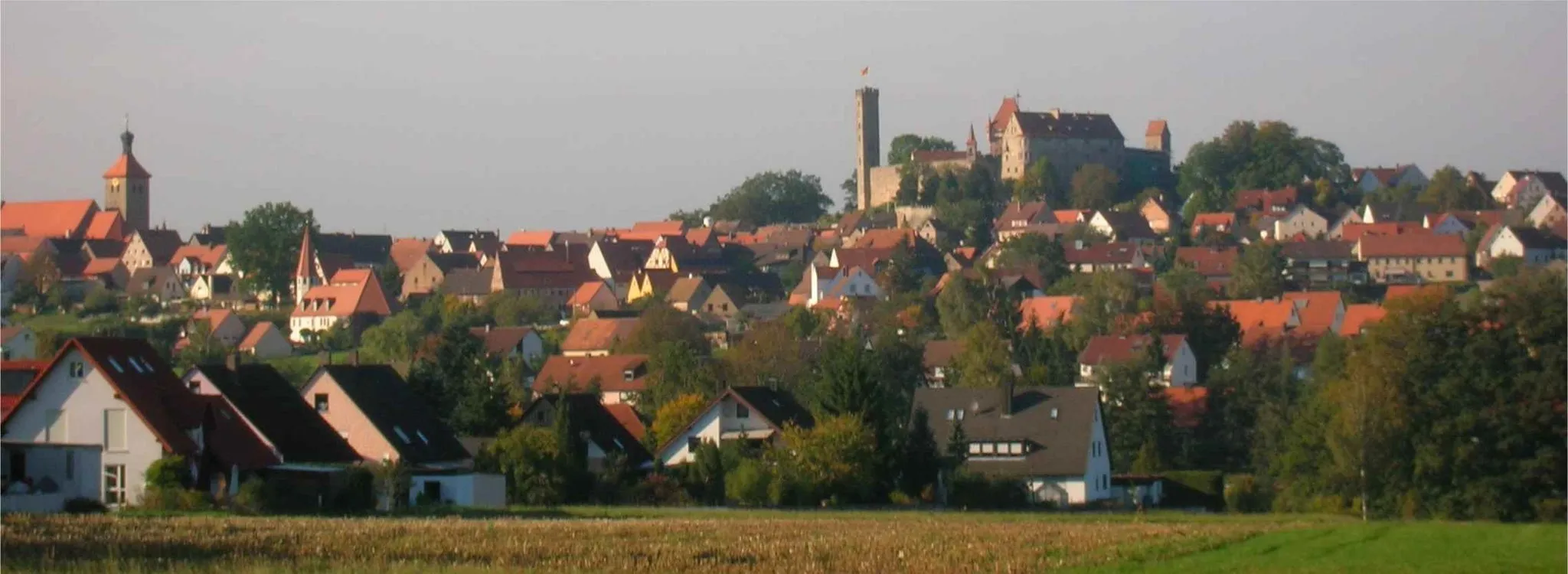 Photo showing: ABENBERG Blick von Süden auf die Kleinstadt Herbst 2005