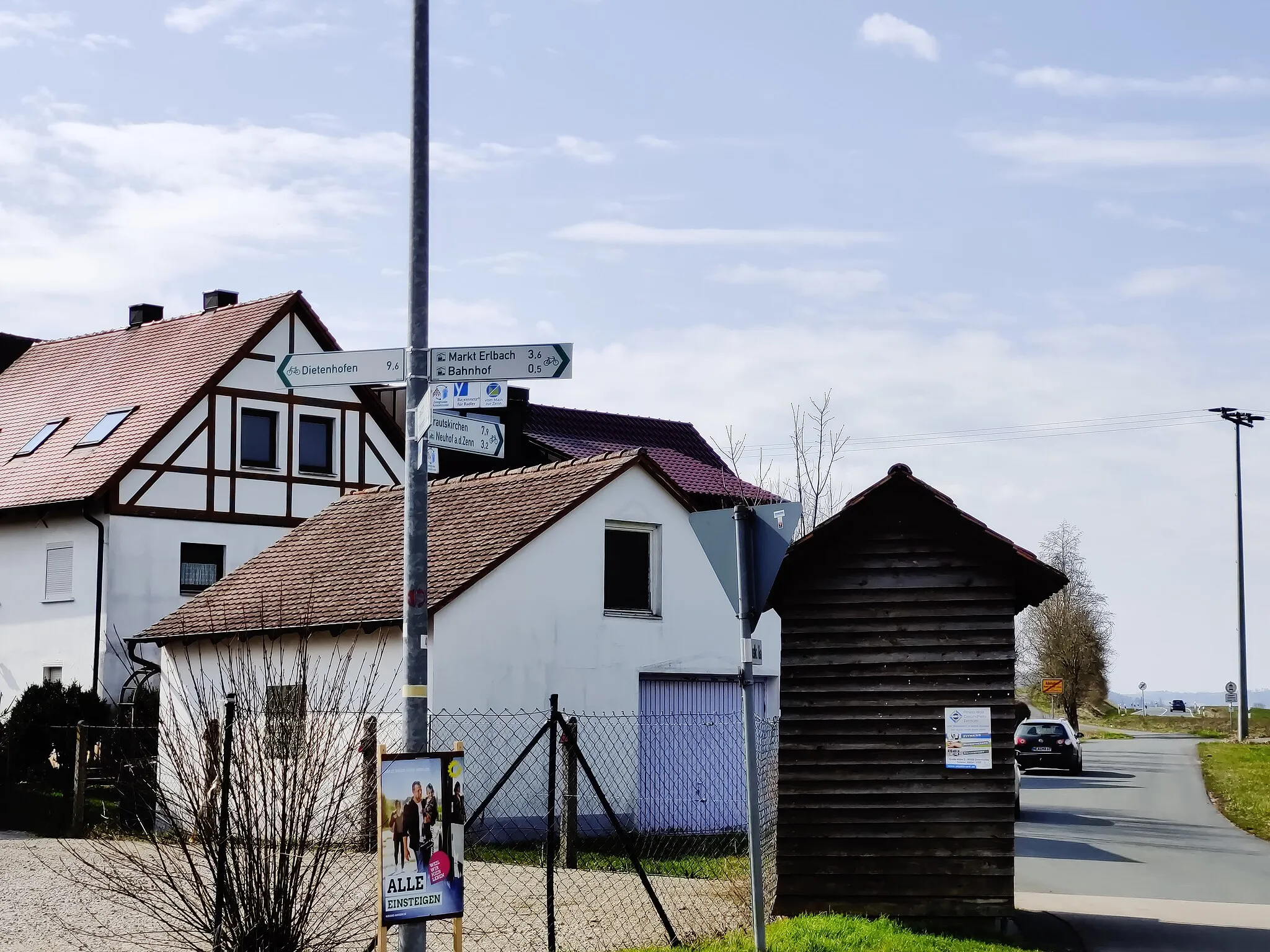 Photo showing: Fahrradwegweiser in Adelsdorf (Neuhof a.d. Zenn)