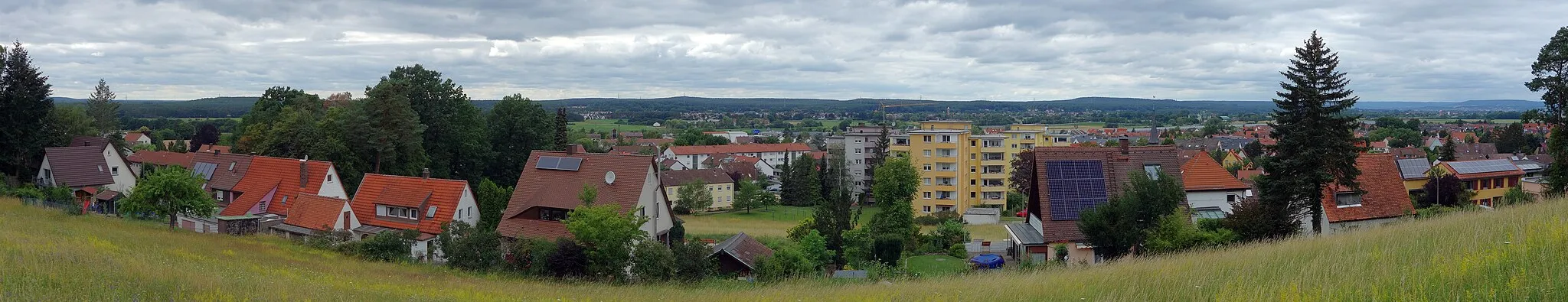 Photo showing: A panorama of Bubenreuth, a village near Erlangen in Germany. In the center background, on the other side of the valley, one can see Möhrendorf.