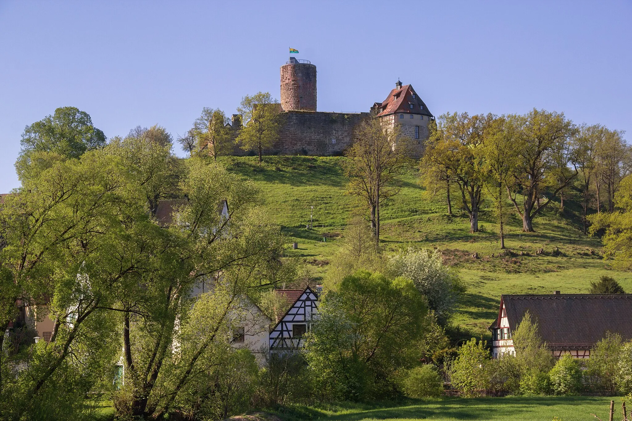 Photo showing: Burgberg Burgthann, geschützter Landschaftsbestandteil ( 	LB-01202), Landschaftsbild mit Halbtrockenrasen und Hecken und traditionelle Form der Beweidung