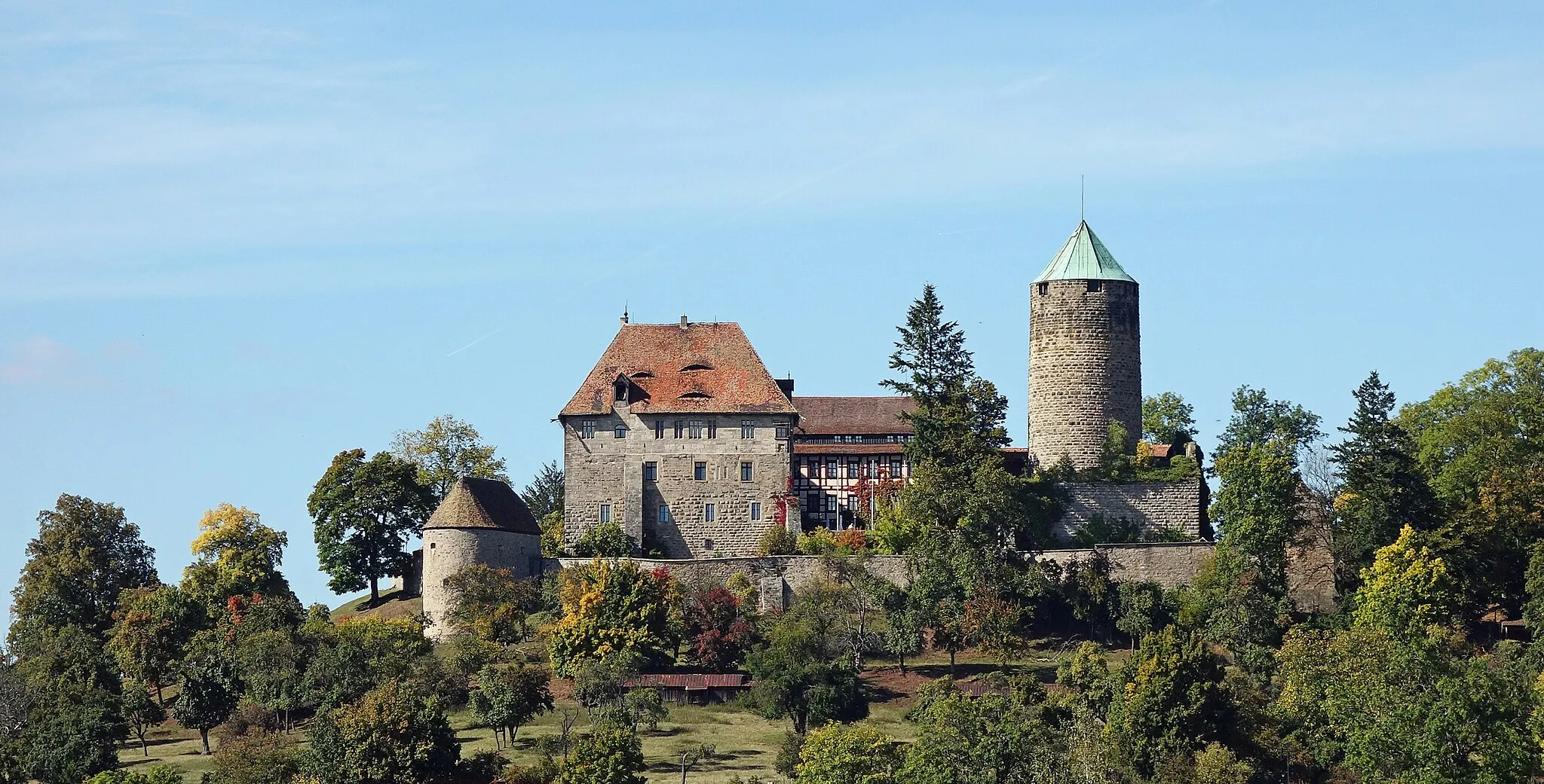 Photo showing: Die Burg Colmberg ist eine Burg auf dem 511 Meter hohen Heuberg im Altmühltal oberhalb von Colmberg in Bayern. Die Burg wurde um das Jahr 770 als kleine Palisadenburg mit hölzernem Turm errichtet und zwischen den Jahren 1150 und 1240 ausgebaut. Im Jahre 1964 ging die Burg in den Besitz der Familie Unbehauen aus Colmberg über, die auf der Burg ein Hotel mit Restaurant betreiben.