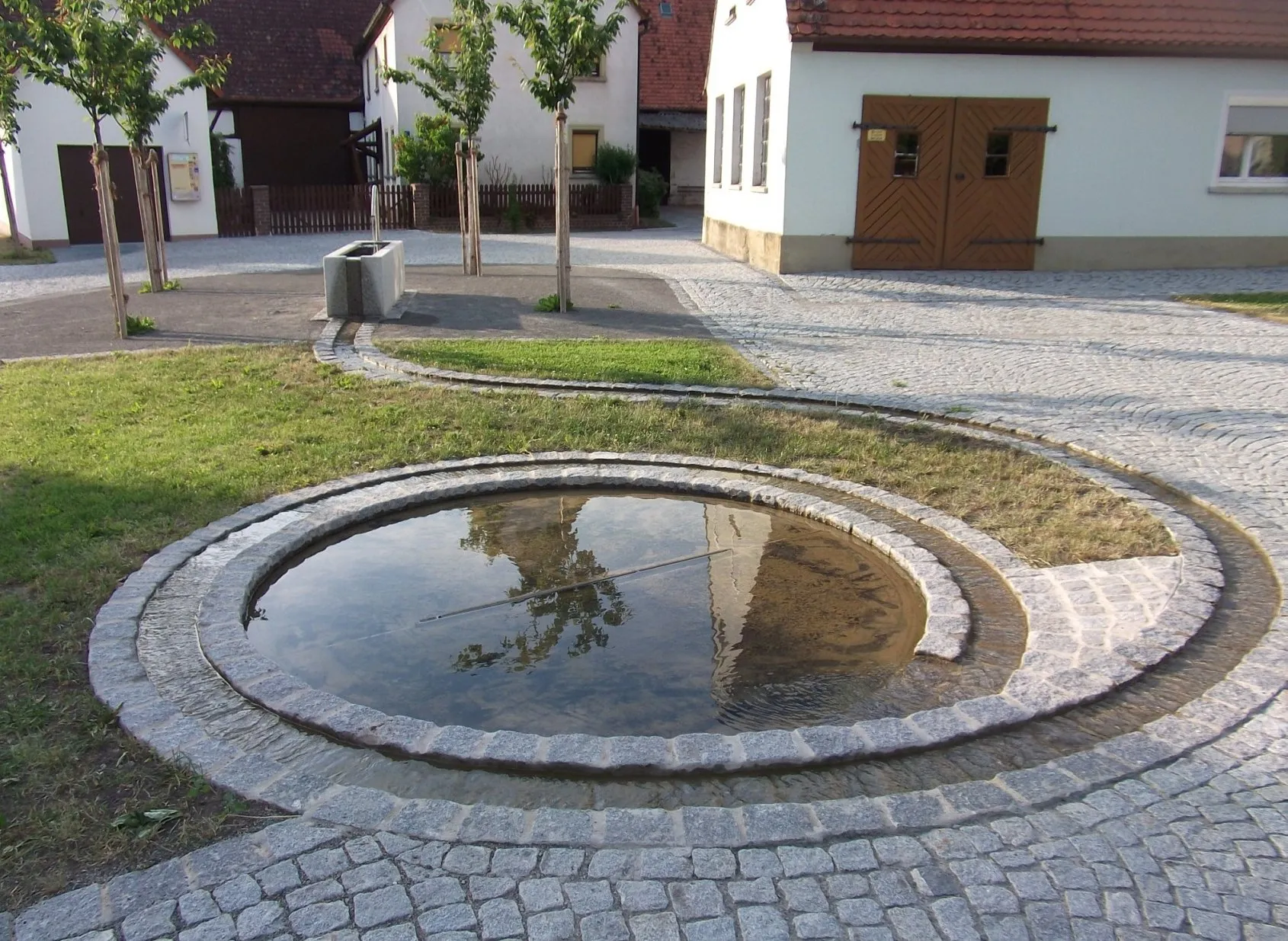 Photo showing: Brunnen mit Kreiselablauf