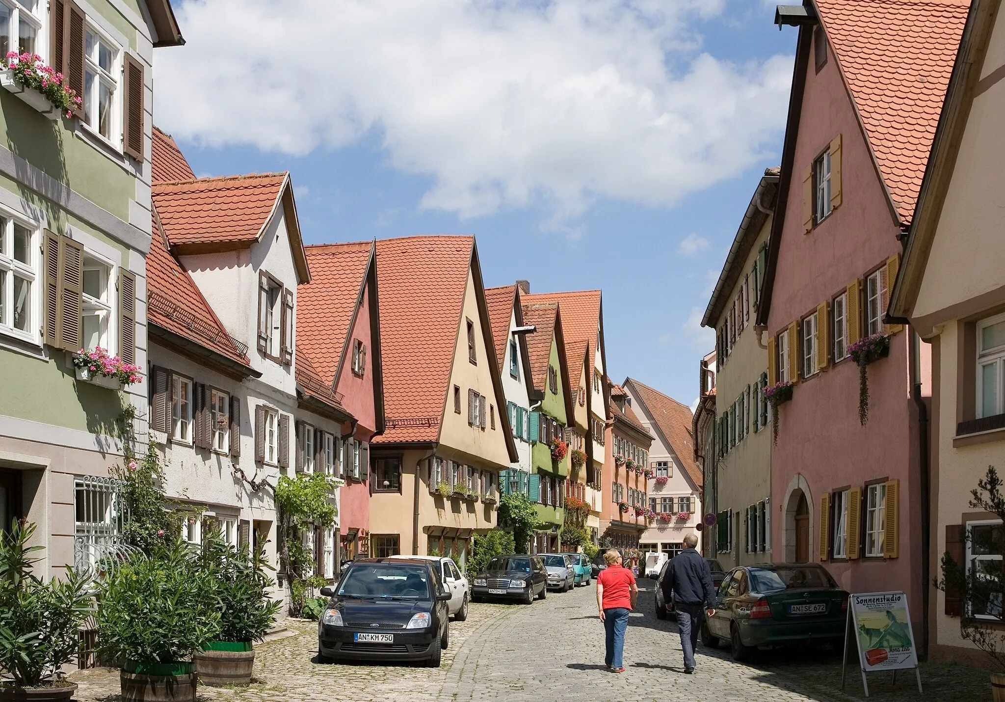 Photo showing: Blick Richtung Osten in der Elsasser Gasse in der Altstadt von Dinkelsbühl.

Selber fotografiert im Juli 2007, Doppellizensierung GFDL & CC-BY-SA 2.5.