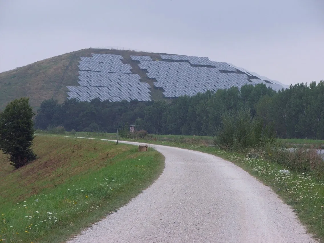 Photo showing: Solar Powerplant on former Landfill in Fürth/Germany