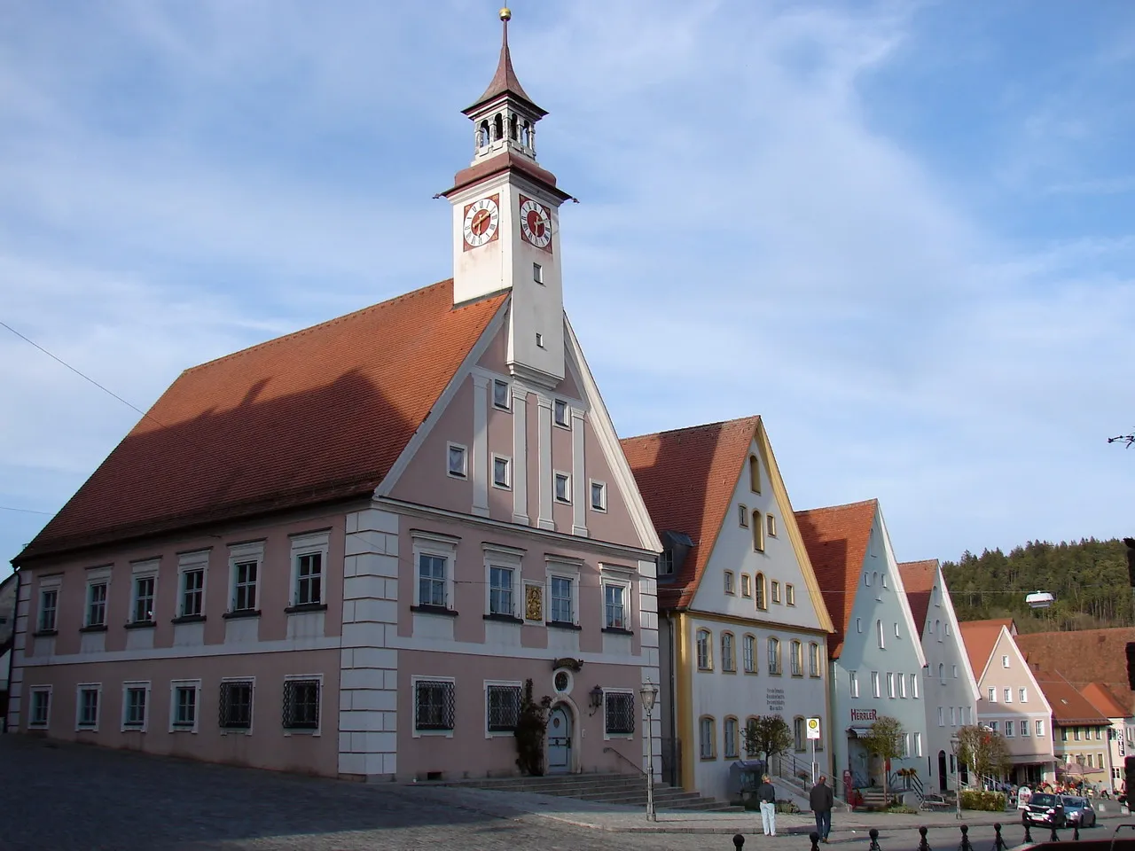 Photo showing: Rathaus, zweigeschossiger, giebelseitiger Satteldachbau mit Eckrustika und Dachreiter mit Helm und Laterne, barock, wohl von Jakob Engel, bez. 1699, Umbau von Fritz Mayer, 1935-37.