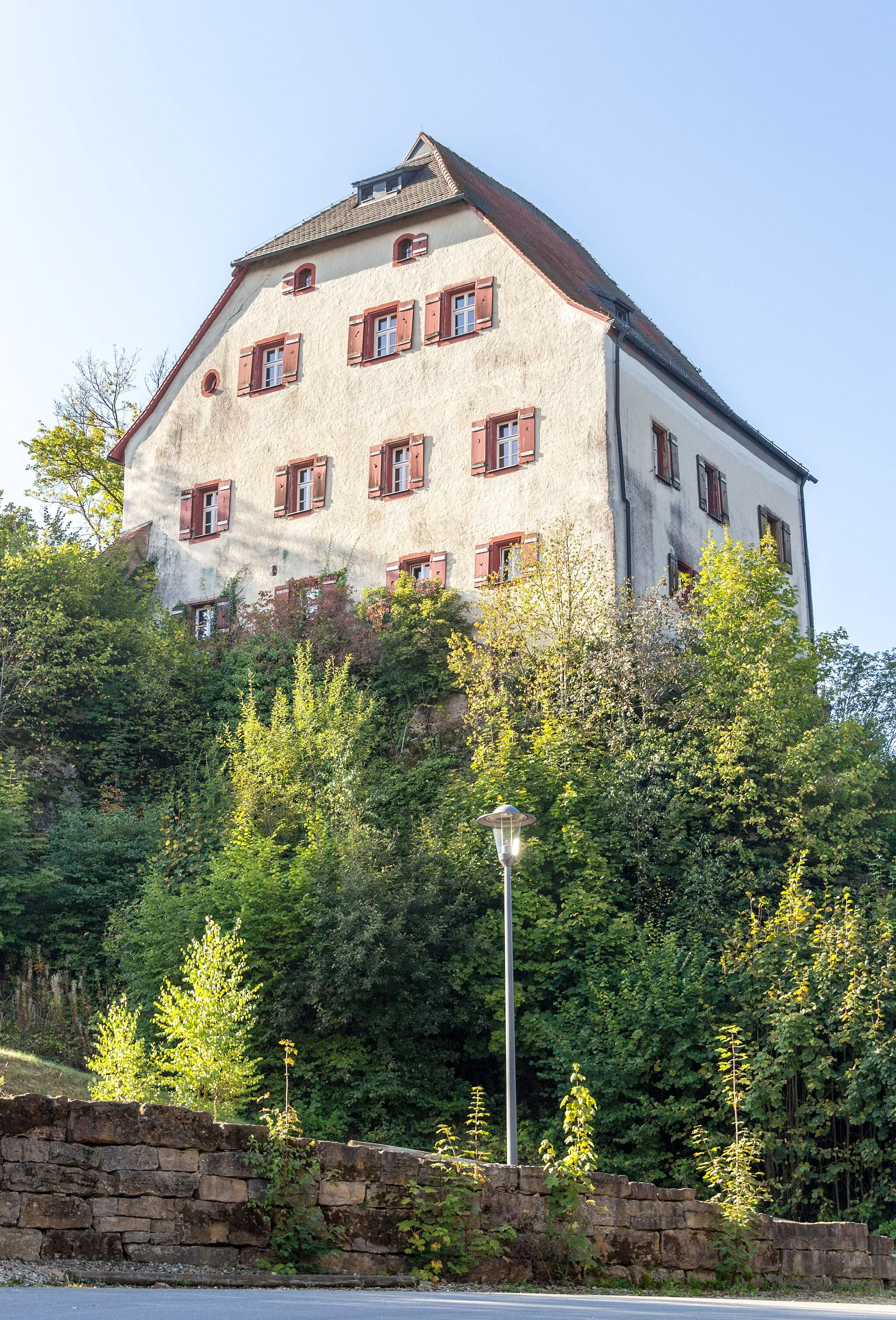 Photo showing: Burg, Grundmauern der Anlage, 12. bis 14. Jahrhundert, spätmittelalterliches dreigeschossiges Kasernengebäude, 1633, im Kern 16. Jahrhundert; mit Ausstattung, Burgbefestigung, Kalkstein, wohl spätmittelalterlich, Hartenstein