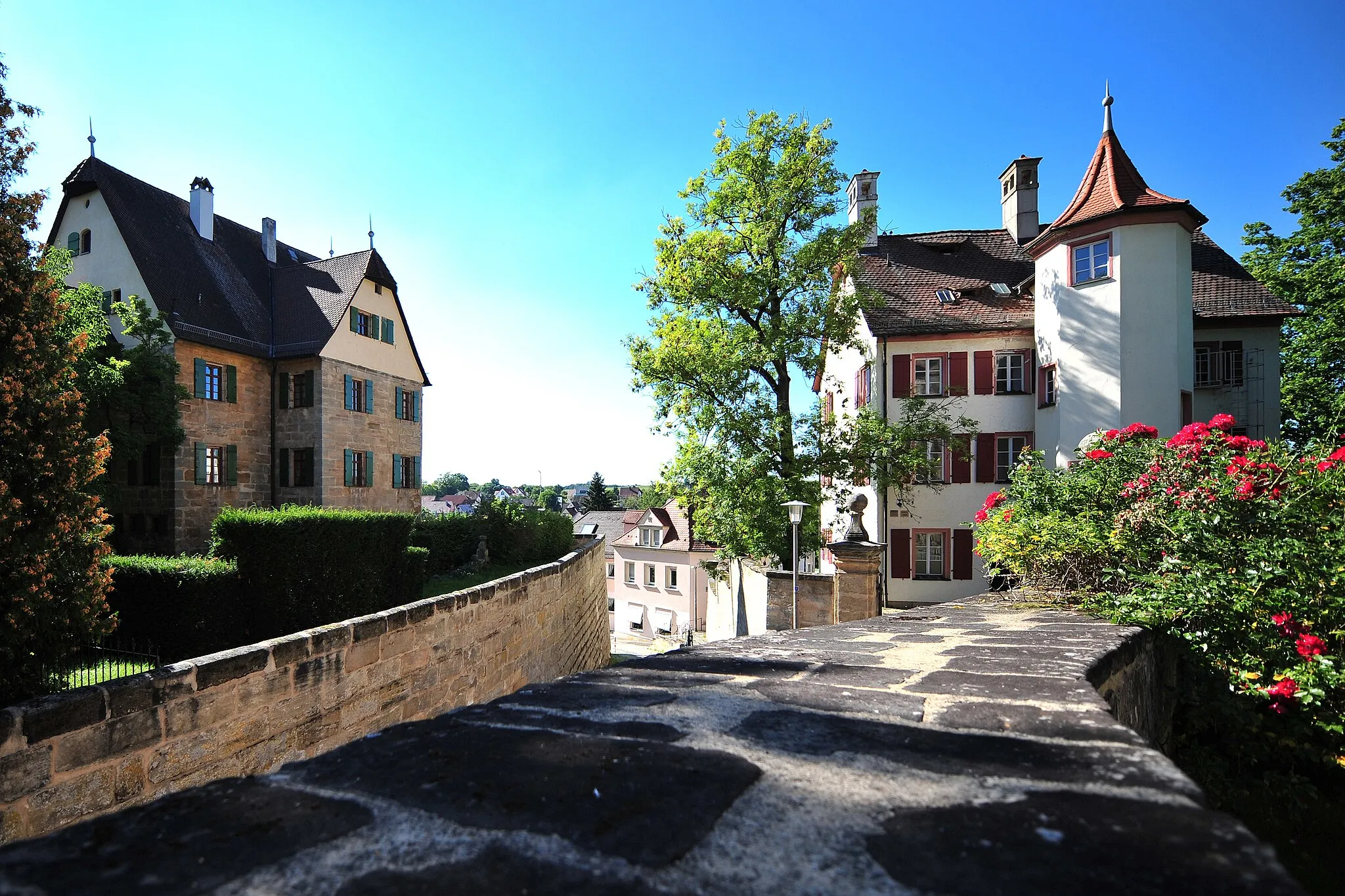 Photo showing: Heroldsberg: Grünes Schloss, Weißes Schloss

This is a photograph of an architectural monument. It is on the list of cultural monuments of Heroldsberg, no. D-5-72-131-23.
This is a photograph of an architectural monument. It is on the list of cultural monuments of Heroldsberg, no. D-5-72-131-22.