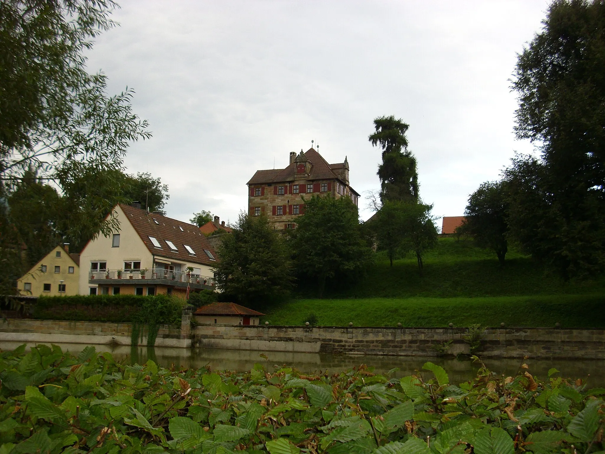 Photo showing: Das Rote Schloss mit dem Schlossweiher und den Anwesen Am Felsenkeller 2 und 3 im Vordergrund