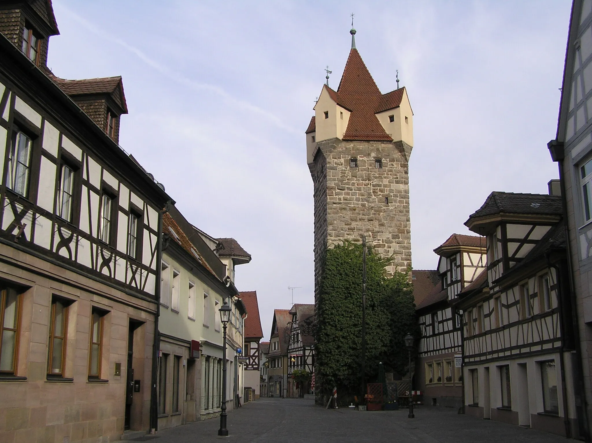 Photo showing: Der östliche Teil der Herzogenauracher Hauptstraße mit dem mittelalterlichen Fehnturm