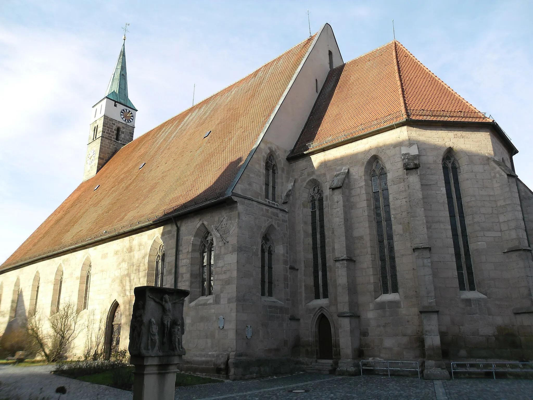 Photo showing: Die hochgotische Stadtpfarrkirche St. Magdalena (bis 1400) wurde oberhalb der Altstadt außerhalb der Stadtmauern (bis 1500) errichtet.
