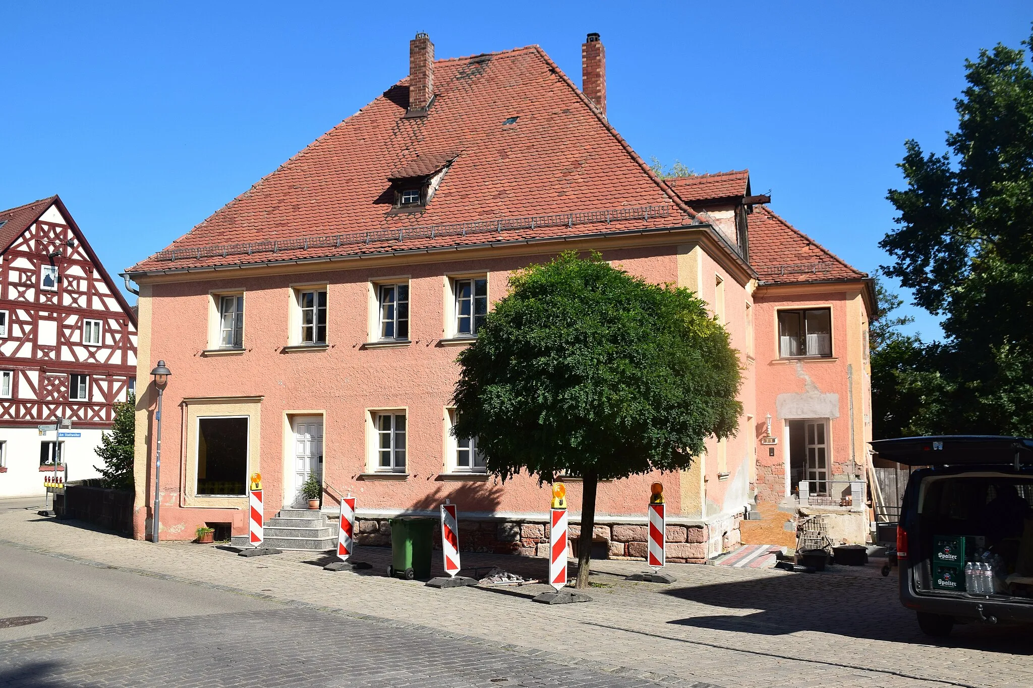 Photo showing: zweigeschossiger, verputzter Massivbau mit Walmdach und seitlicher Aufzugsgaube