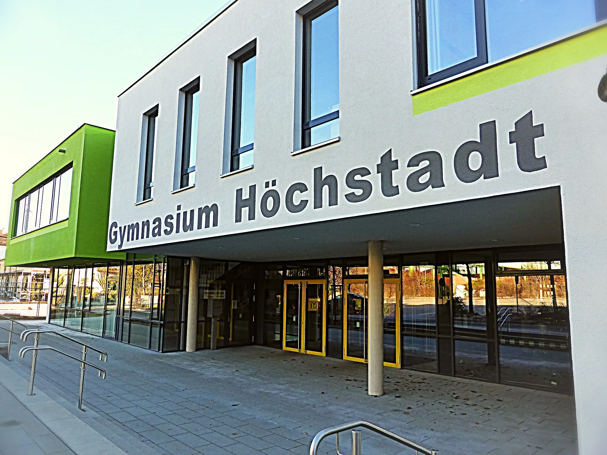 Photo showing: Gymnasium Höchstadt, Haupteingang des Nordbaus, der im Jahr 2014 errichtet wurde.