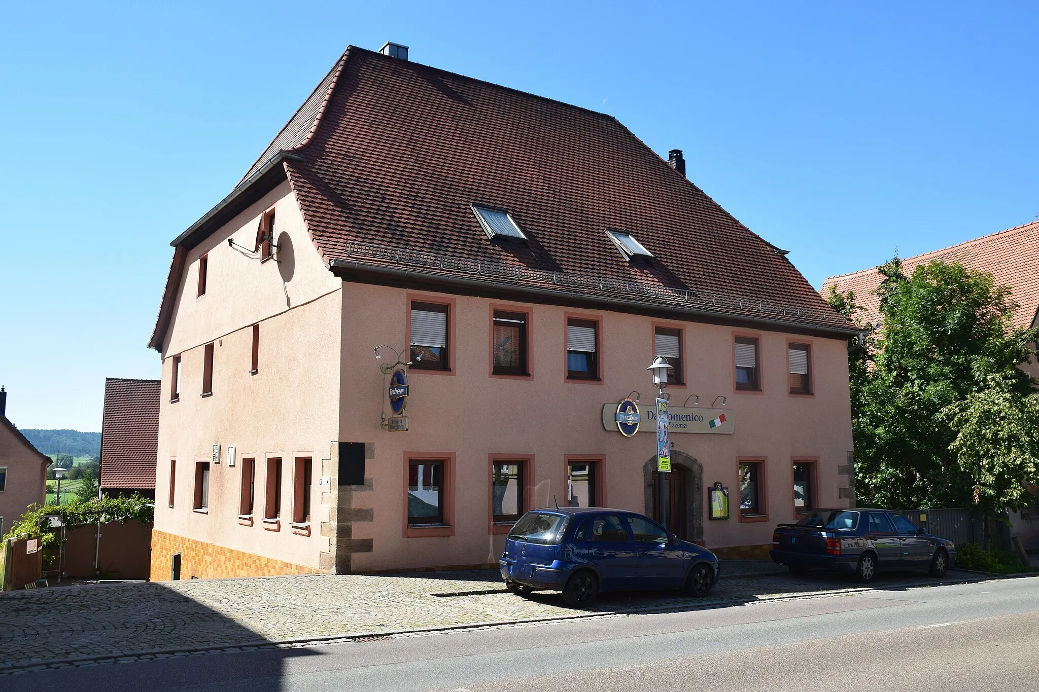 Photo showing: zweigeschossiger Traufseitbau mit Halbwalmdach und verputztem Fachwerkobergeschoss