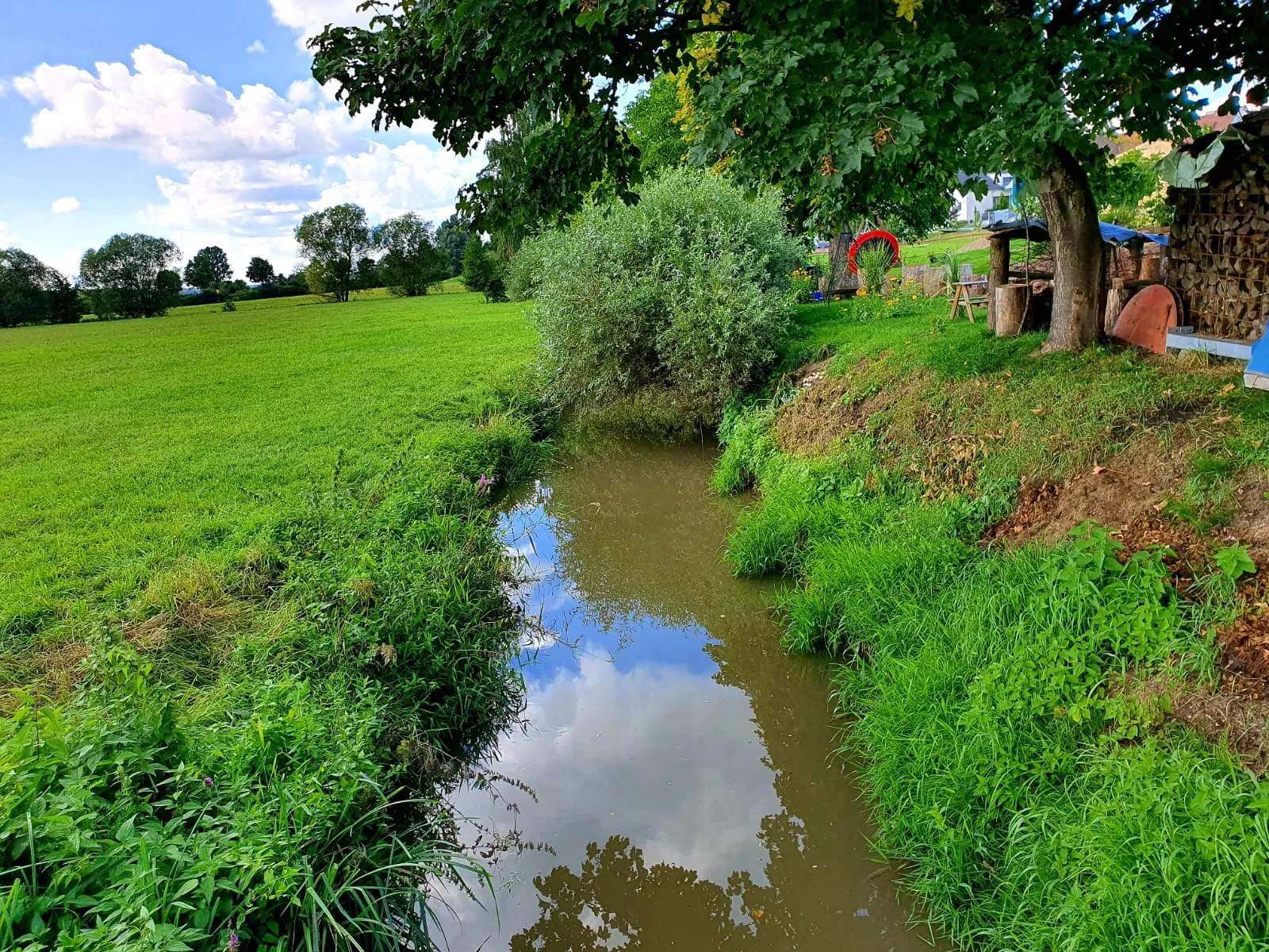 Photo showing: Die Kleine Weisach in Lonnerstadt. Blick flussaufwärts in Richtung Nordost.