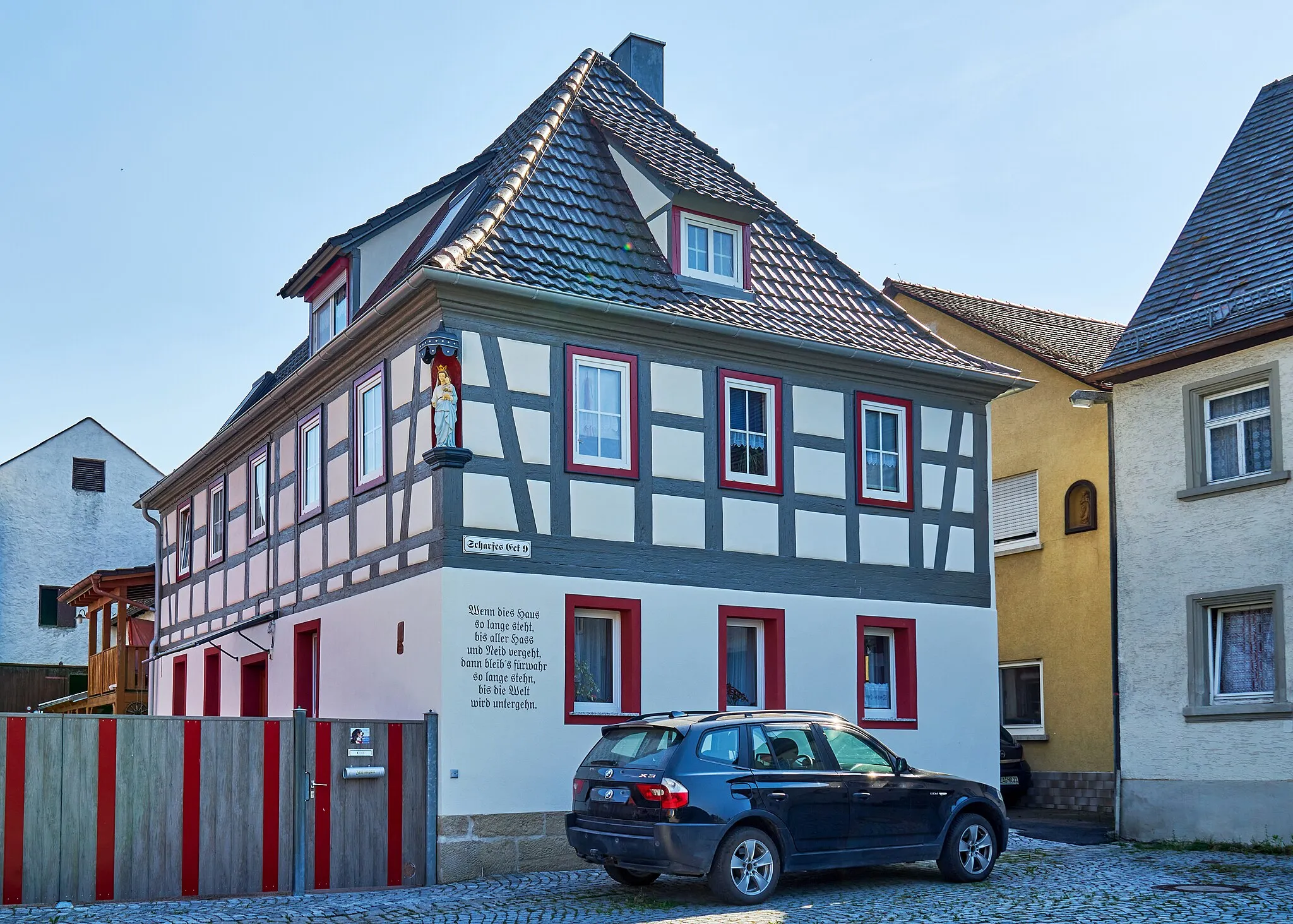 Photo showing: Wohnhaus, zweigeschossiger Walmdachbau mit Fachwerkobergeschoss und Hausmadonna an Nordostecke, um 1800