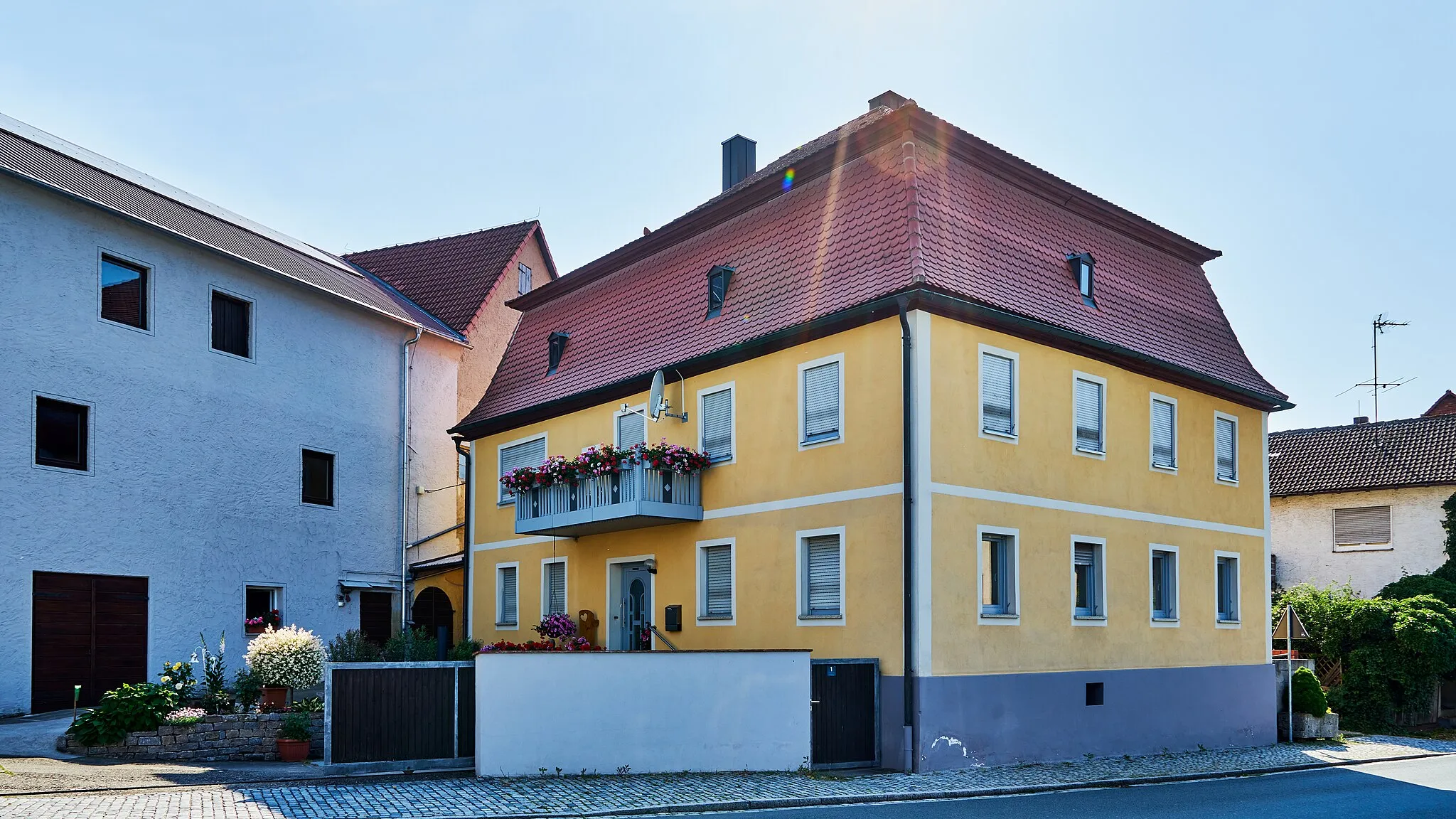 Photo showing: Wohnhaus, zweigeschossiger Mansardwalmdachbau mit verputztem Fachwerkobergeschoss und profiliertem Holztraufgesims, Ende 18. Jahrhundert, Ansicht von Osten