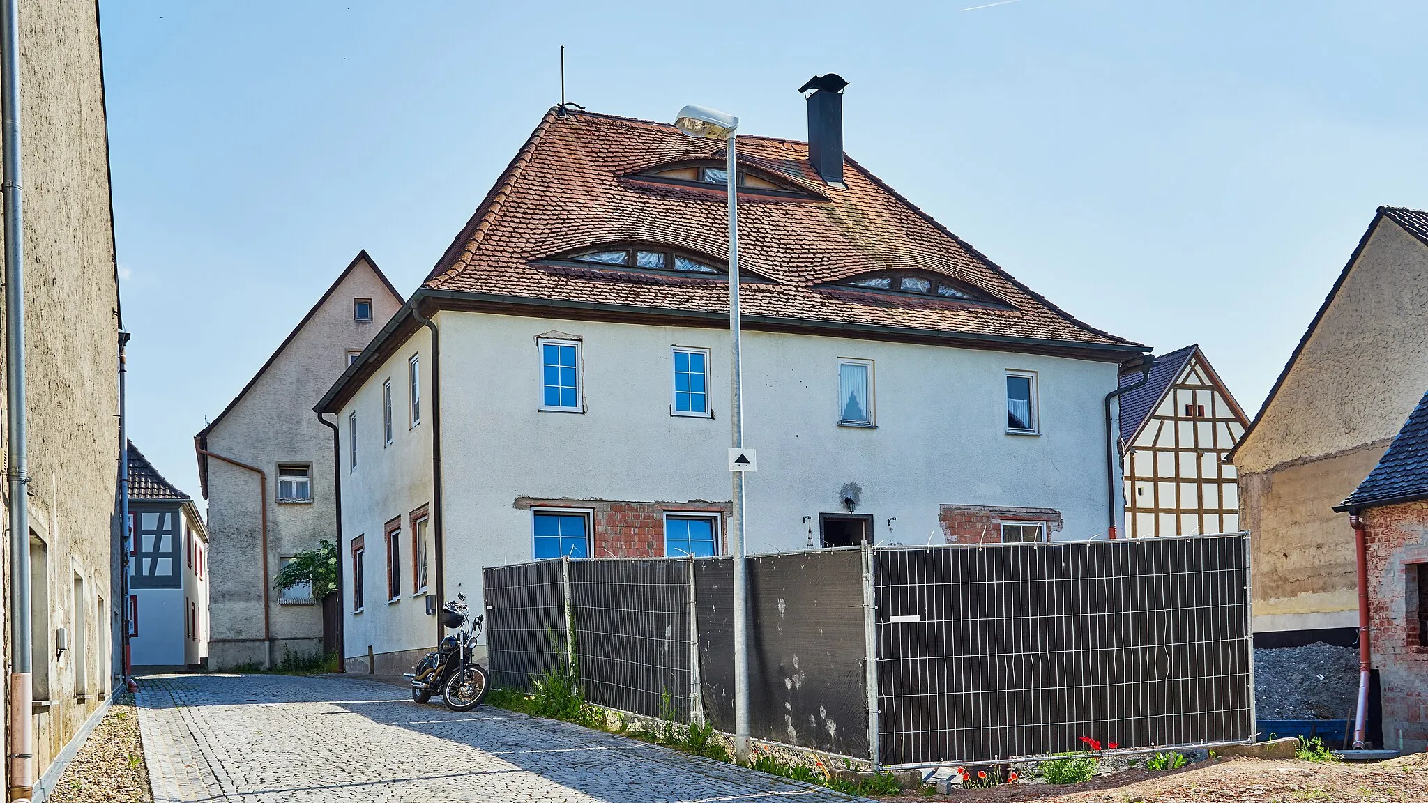 Photo showing: Wohnhaus, zweigeschossiger Walmdachbau mit Fledermausgauben, teils verputztes Fachwerk, 18. Jahrhundert, Ansicht von Norden