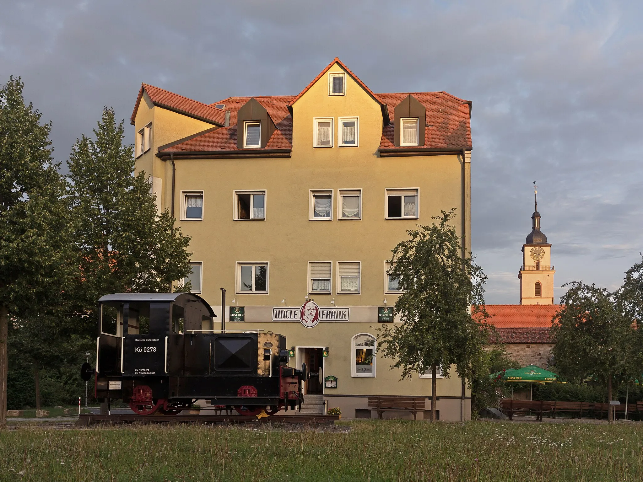 Photo showing: Neustadt an der Aisch, bar Uncle Frank met kerktoren op de achtergrond