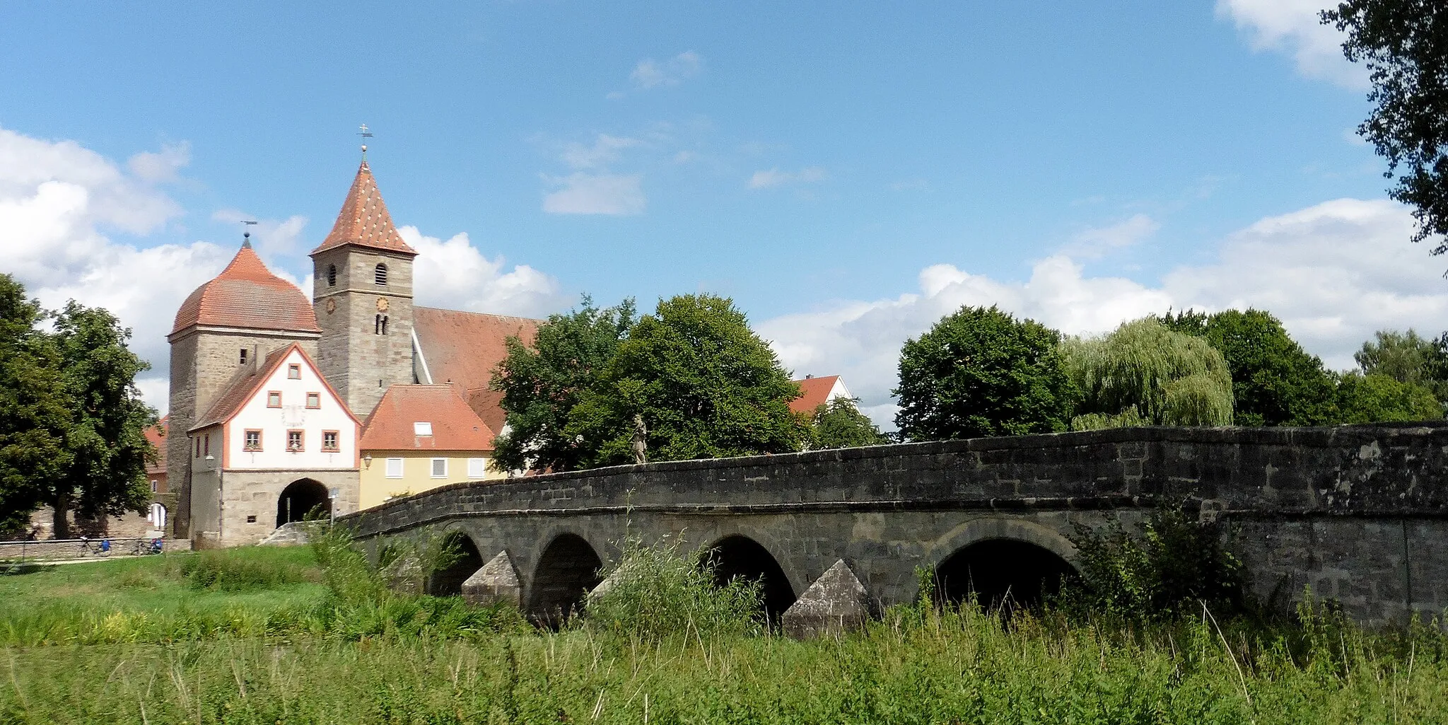 Photo showing: Historische Altmühlbrücke mit Stadttor (Unteres Tor) und Kirche in Ornbau im Landkreis Ansbach. Ansicht von Südwesten.