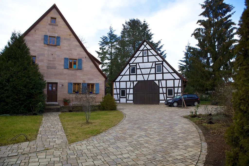 Photo showing: Ehem. Wohnstallhaus, erdgeschossiger, giebelständiger Sandsteinquaderbau mit Steilsatteldach, bez. 1860; Scheune, giebelständiger Fachwerkbau mit Steilsatteldach, bez. 1860.