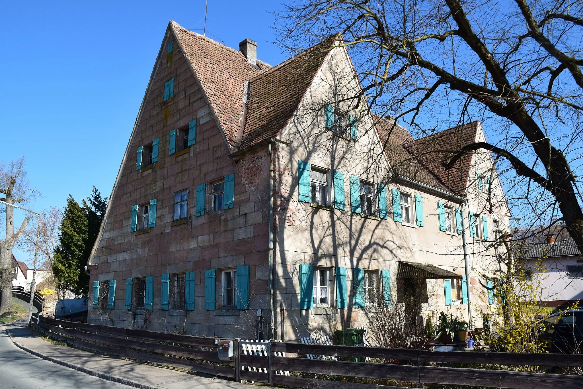 Photo showing: erdgeschossiger, giebelständiger Sandsteinquaderbau mit Steilsatteldach und zwei Quergiebeln