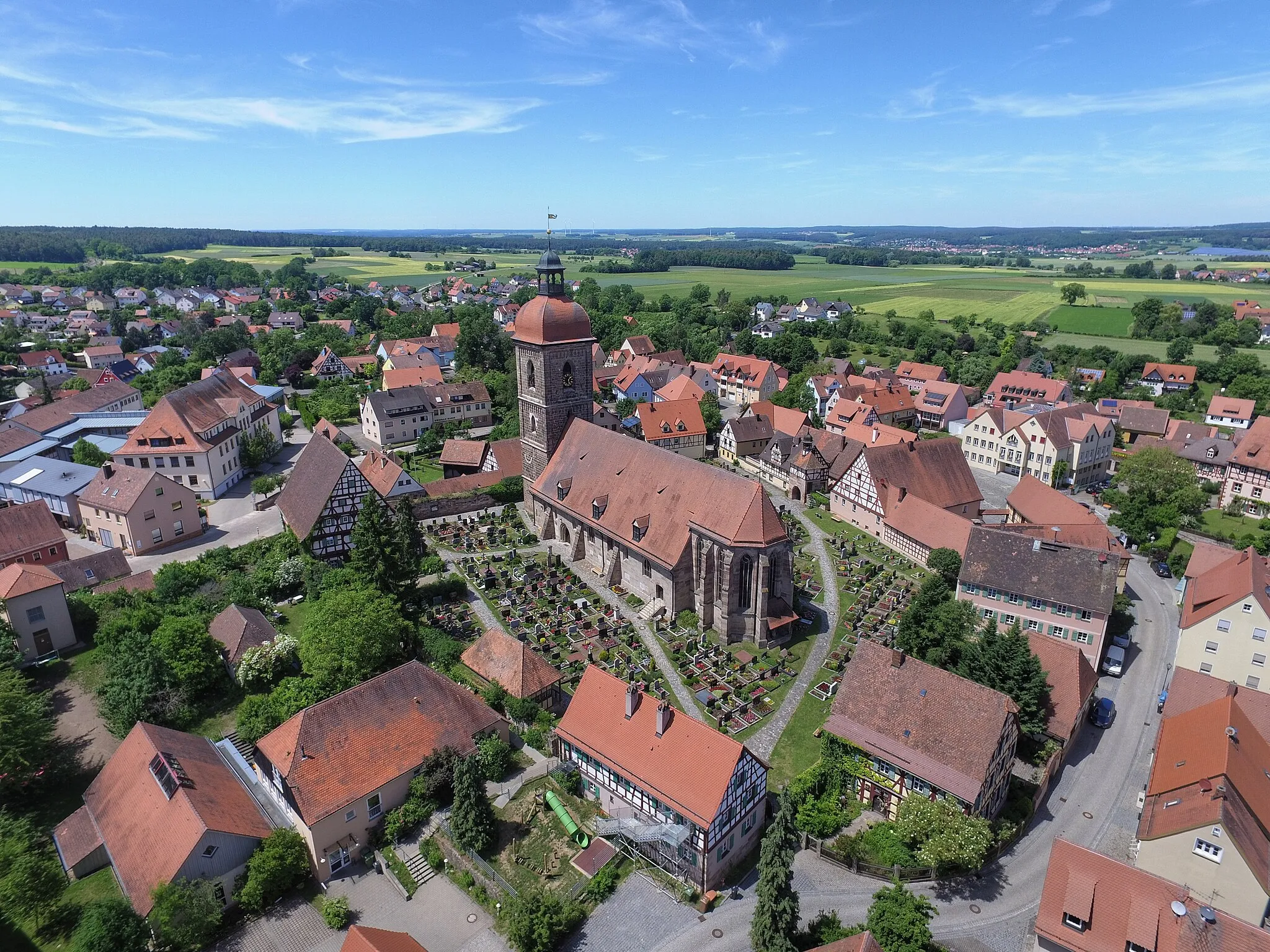 Photo showing: Ortskern Roßtal mit Laurentius Kirche und Friedhof. Im Hintergrund Grundschule und Rathaus.