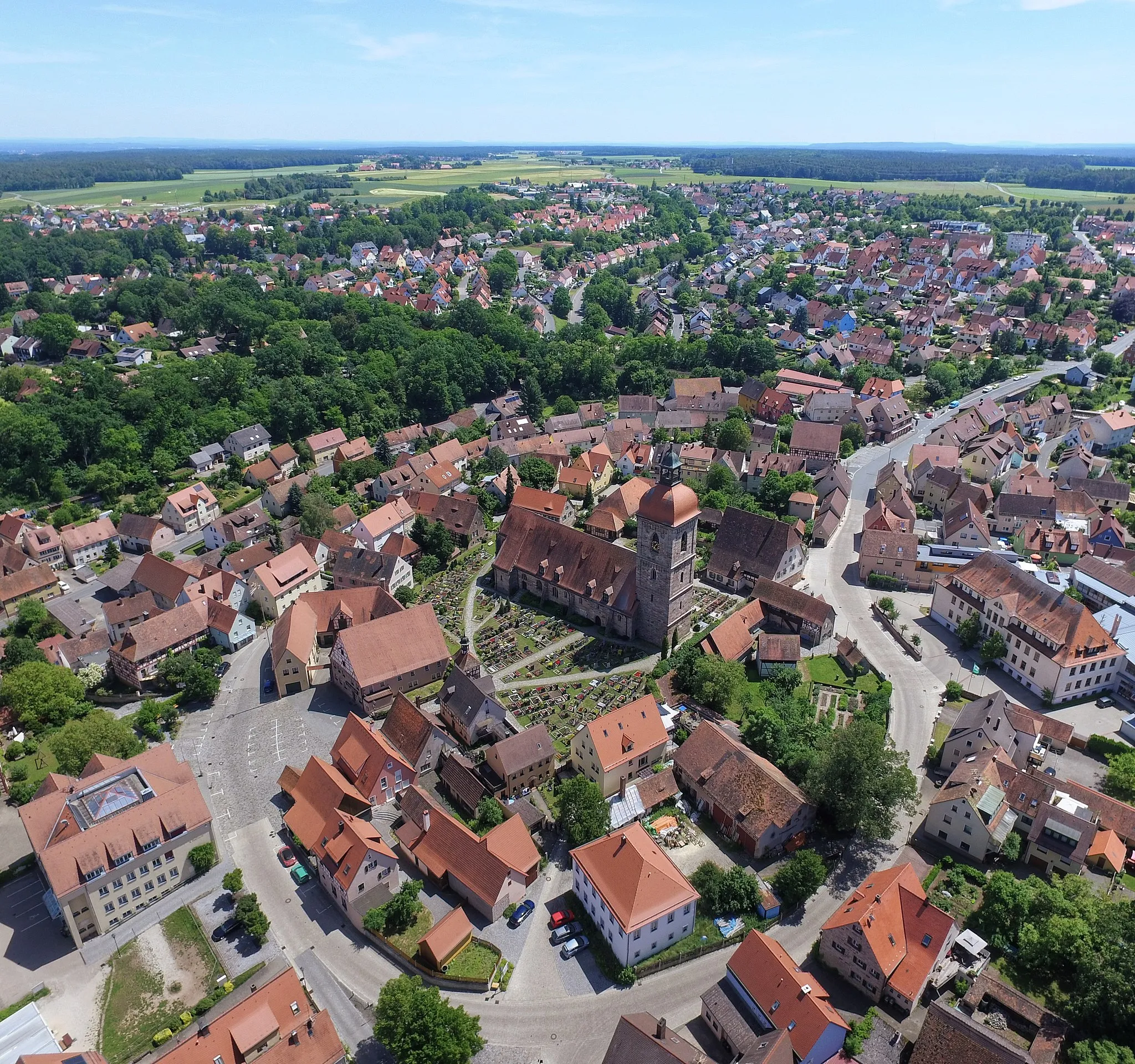 Photo showing: Ortskern Roßtal mit Laurentius Kirche und Friedhof von Nordwesten betrachtet. Links: Rathaus. Vorne: Schulstraße. Rechts: Grundschule und Hochstraße.