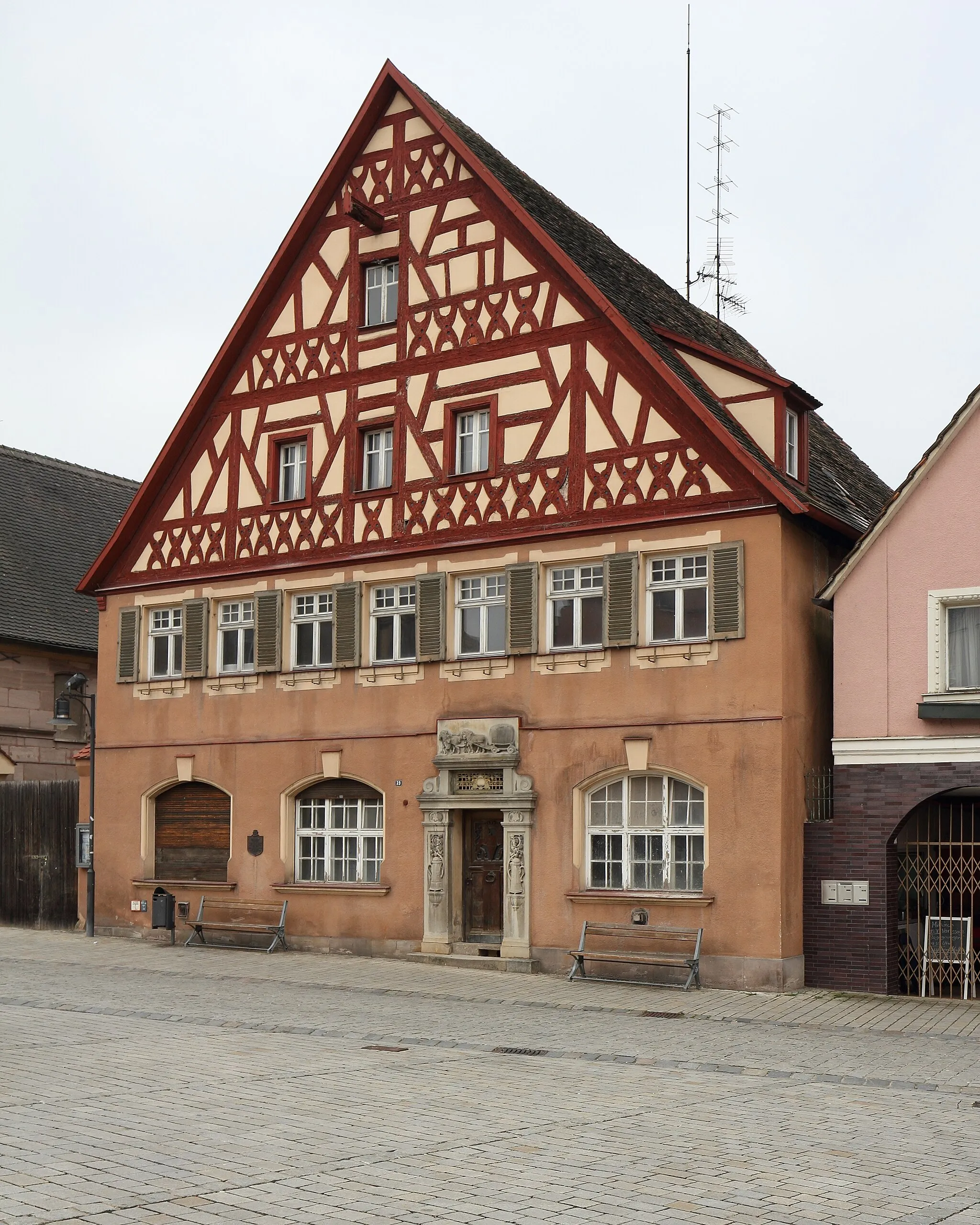 Photo showing: Roth - Hauptstraße 39 - Ehem. Gasthaus. zweigeschossiger Fachwerkgiebelbau, frühes 17. Jahrhundert, 1929 erneuert.