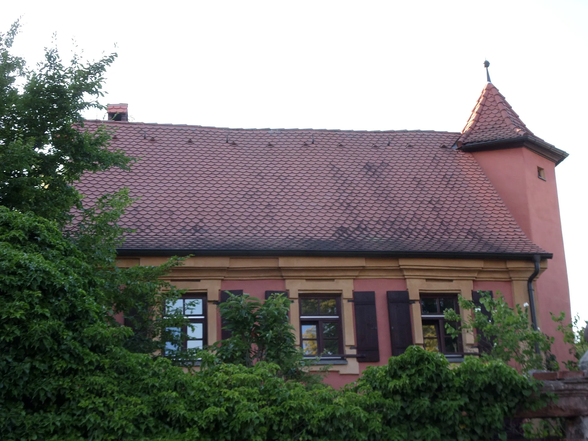 Photo showing: Schloßgasse 4 - Ehem. Herrensitz - zweigeschossiger, massiver, fast quadratischer Satteldachbau, Treppenturm mit Kegeldach, Fassadengliederung, 1695, anschließendes Rückgebäude; zugehörig eingeschossiges Taglöhnerhaus, erste Hälfte 18. Jahrhundert; Hofmauer mit Portal, Sandstein, spätes 17.Jahrhundert/frühes 18. Jahrhundert - D-5-74-152-8